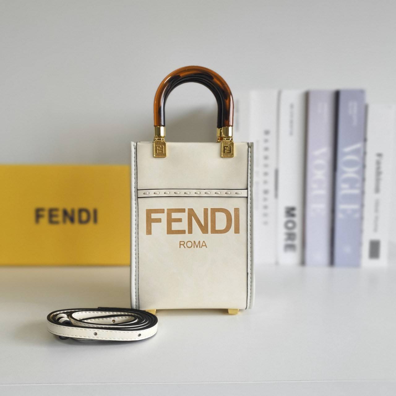 สวยหรูมาก กับ FENDI MINI SUNSHINE SHOPPER วัสดุหนังแท้ทั้งใบ ปั้มชื่อแบรนด์ด้านหน้า ที่จับเซรามิคสีสวยมีสลักแบรนด์ *ทรงมินิน่ารัก ด้านในเป็นช่องโล่งกว้าง สามารถใส่ กระเป๋าสตางค์สั้น มือถือได้ทุกรุ่น มาพร้อมสายสะพาย ถอดปรับได้ อะไหล่ปั้มแบรนด์สีทอง ปั้มโลโ