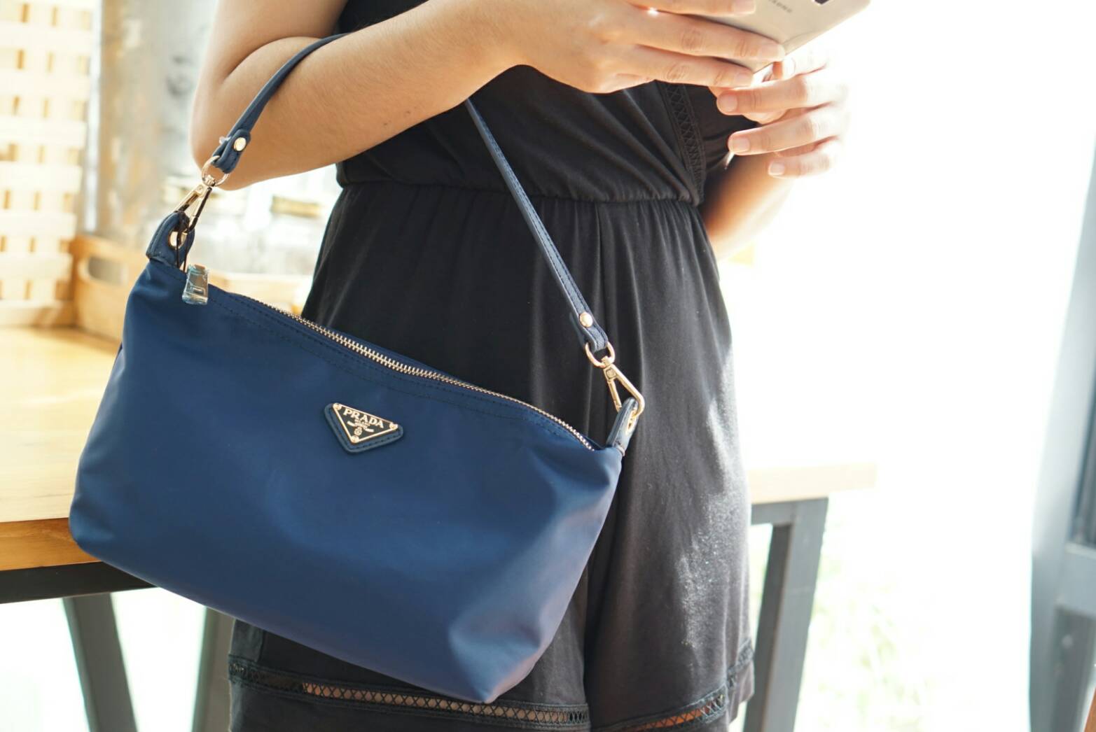 Prada Nylon Mini Crossbody Bag เข้ารอบสุดท้ายแล้วน๊าา กระเป๋าสะพายข้าง ผ้าไนล่อนอย่างหนา งานสวยโลโก้ตามสีกระเป๋า ทรงถ่วงใช้ง่าย ทรงและสี ตามของแท้ชนช็อปเลย สะพายได้2สาย สั้น ยาว หรือจะถอดสายออกถือเปนคลัชก็ได้ ตามชอบกันไปเลย ใส่ของได้เยอะเลย ทรงยิ่งถ่วงยิ่