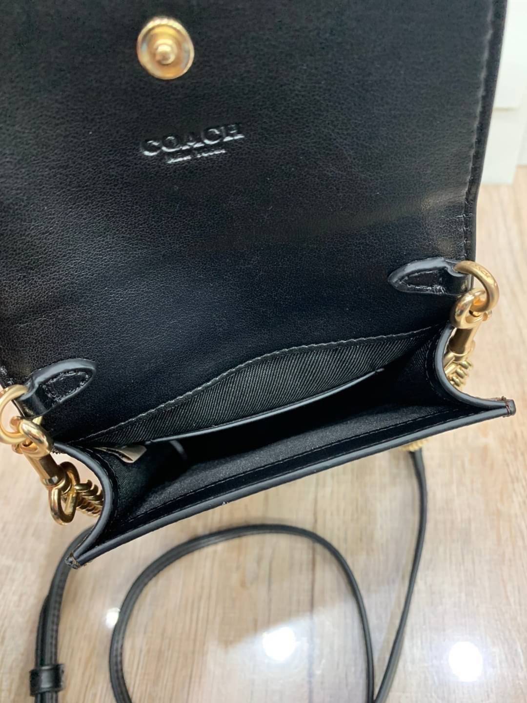 COACH RACHEL PHONE CROSSBODY IN SIGNATURE CANVAS พร้อมส่ง กระเป๋าสะพาย case phone ต้องมา ให้คุณพกพา gadget ล้ำไปได้ทุกที่ ใส่โทรศัพท์มือถือได้ทุกรุ่น ดีไซน์ใหญ่กว่าเดิม