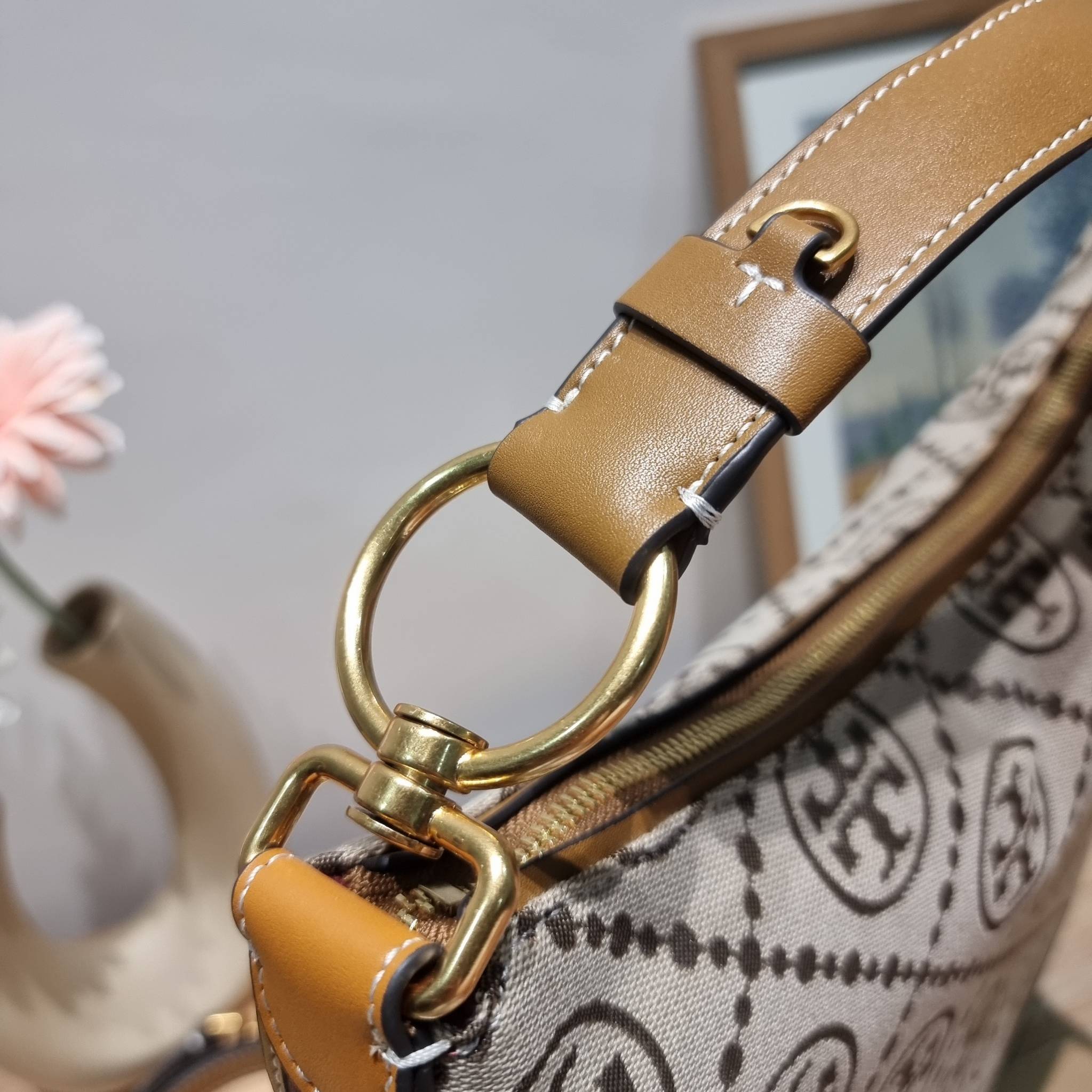 ใบใหญ่ 35cm Tory Burch T Monogram Medium Crescent Bag / TORY BURCH T MONOGRAM JACQUARD CRESCENT BAG ไซส์ใหญ่กับไอเท็มสุดร้อนแรง เซเลปรีวิวเยอะมาก!! สาวๆตามหากันไปอีก กระเป๋าทรง half moon ที่ดีไซน์บนผ้า jacquard ลวดลายซิกเนเจอร์ เรียบหรู ผู้ดีมากแม่! มาพร้