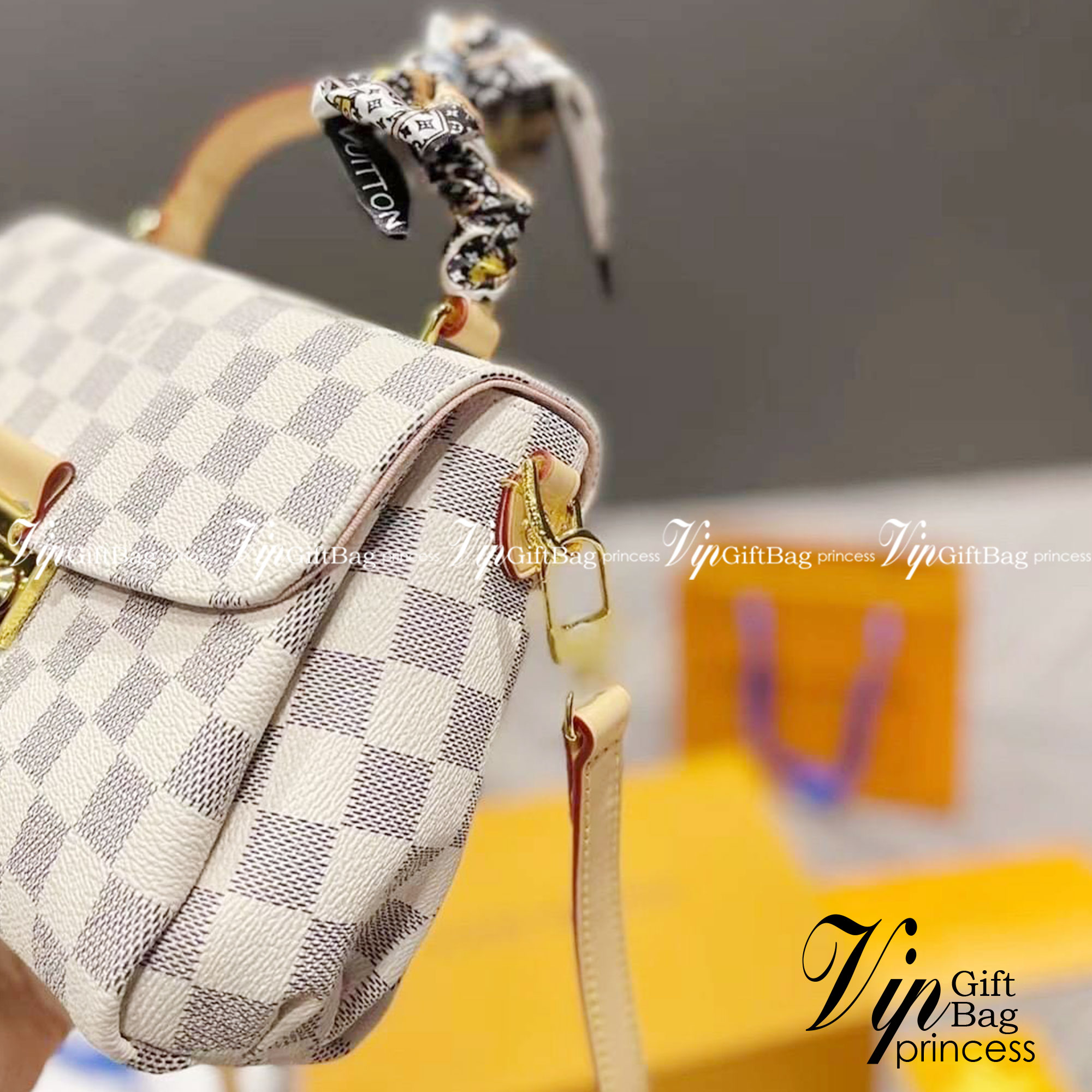 LV CROISETTE CROSSBODY BAG ให้สาวๆได้สวย ในราคาจับต้องได้ กับกระเป๋าสะพายข้าง ดีไซน์ลวดลายตารางเอกลักษณ์ คลาสสิคแต่ดูผู้ดี วัสดุหนังแคนวาส เปิด-ปิดด้วยตัวล็อคแน่นหนา ภายในโล่งกว้าง ใส่ของสำคัญได้ครบถ้วน สายสะพายถอดออกได้ ปรับได้ มีหูจับในตัว ถือเก๋ๆ หรือจ