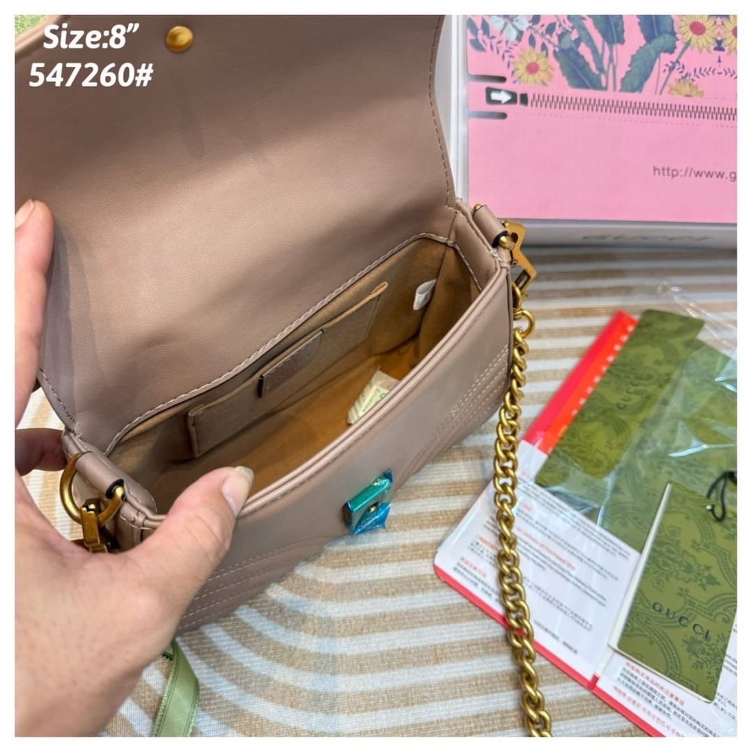 GUCCI GG Marmont mini top handle bag กระเป๋าสะพายข้างรุ่นคลาสสิค ดีไซน์ใหม่พร้อมหูจับในตัว ใช้งานง่าย สายสะพายยาวถอดได้ ถือออกงานก็ปัง สะพายเป็น Every Look ก็เลิศมาก สวยหรูดูแพง อัพลุคได้สบายๆ