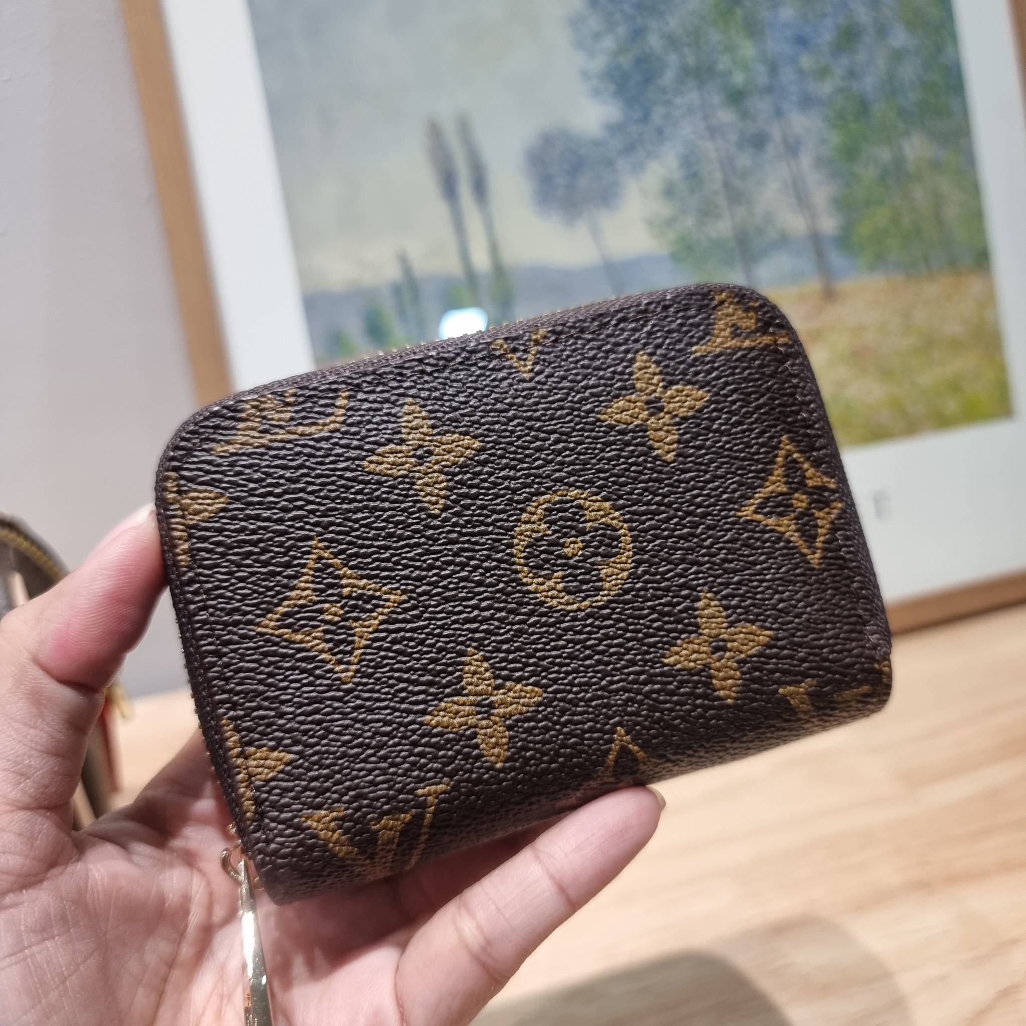 Set 3 ใบ LV Speedy Bandoulière 20 New in!! กับ box set ชวนสะสม ที่จับเอารุ่นยอดฮิต มามิกซ์รวมกับไอเท็มสุดคุ้มของมันต้องมี!! จัดเรียงให้อยู่ในกล่องสุดหรู ไม่ว่าจะตัวกระเป๋า กระเป๋าสตางค์ กระเป๋าจิ๋ว ใบไหนๆก็นำมาใช้งานได้จริง คุ้มค่ามากๆ แถมฟรี! ริบบิ้นลายล