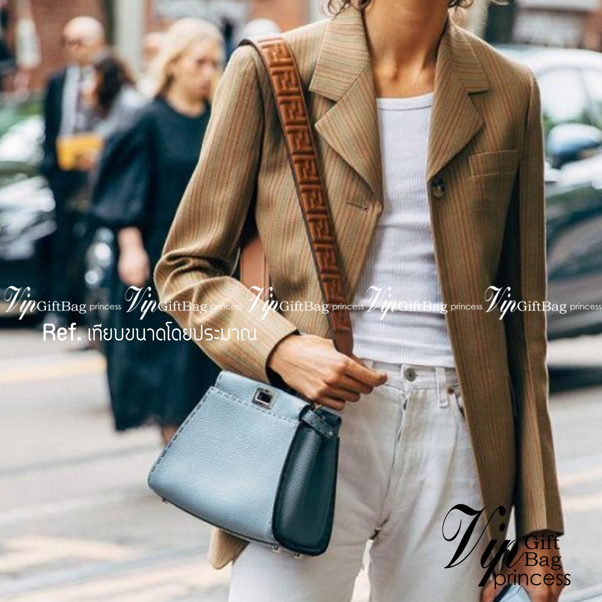 FENDI peekaboo 20cm เกระเป๋าสะพายเฟนดิ คลาสสิกตามแบบฉบับแบรนด์ สวยไฮโซมากแม่ สุดฮิตรุ่น Peekaboo ขนาดกำลังดีหนังเรียบสีพื้นมาใหม่ สวยหรูดูไฮโซ มาพร้อมสายสะพายยาวถอดออกถือได้ วัสดุคุณภาพอย่างดี ขนาดกะทัดรัดและดีไซน์ที่เรียบหรู