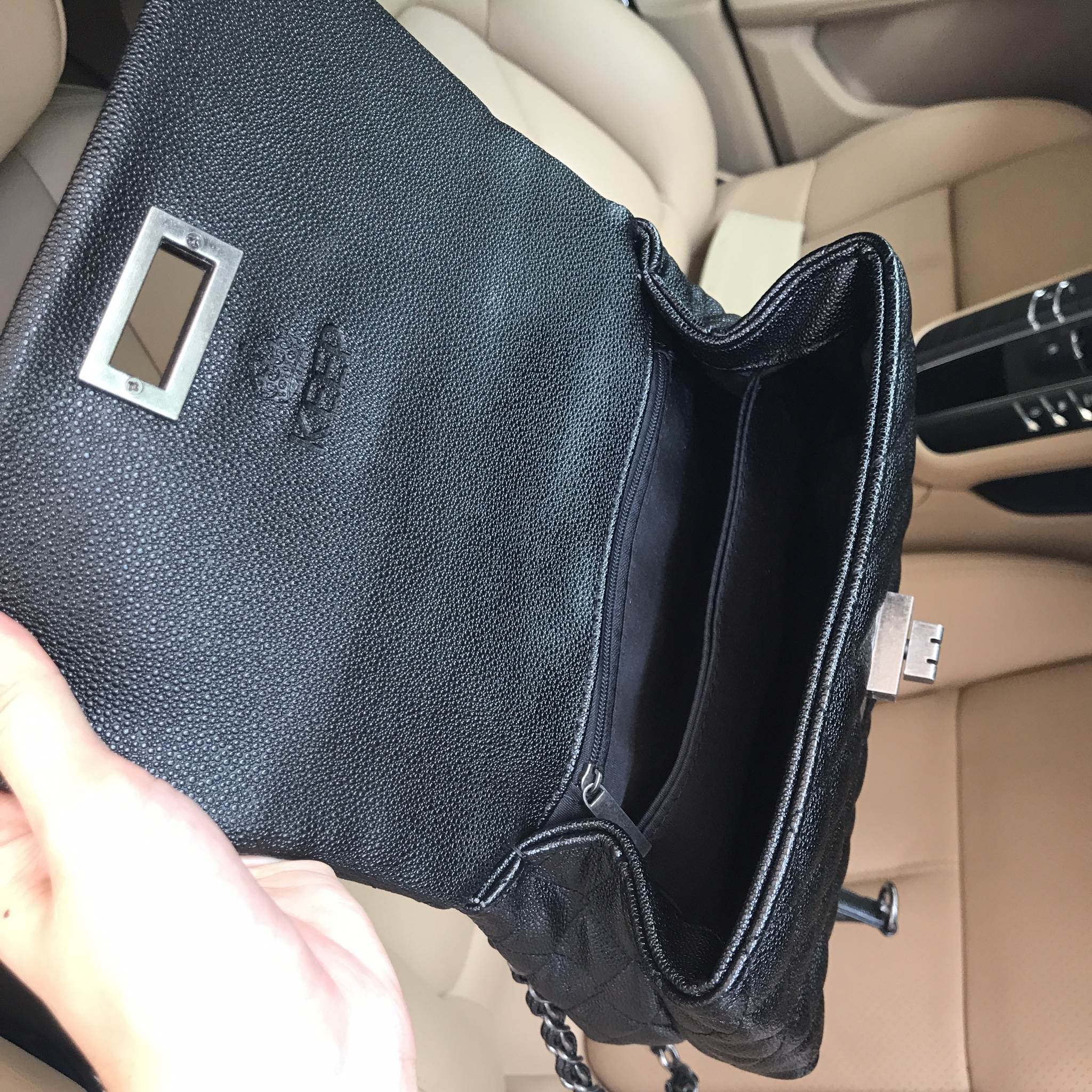 สินค้าเข้าใหม่ งานขายดี 🛍ทางร้าน ได้กระเป๋า จากแบรนด์ KEEP ทรงสวย หรู มากๆ เลยน๊า กระเป๋าอยู่ทรง หนังลายคาเวียร์ นิ่มมากคะ สายโซ่สีดำรมควัน มีที่รองไหล่ สะพายสบายคะ สายปรับ ขนาดกะลังดีคะ ใบจริงสวยมาก เข้ากับชุดได้ง่ายมากๆ ถือหรือสะพายได้2แบบเลยค่า