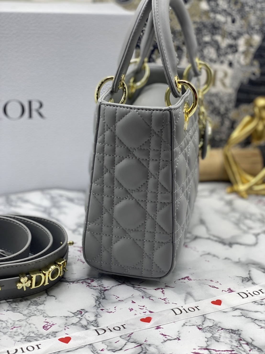 หนังแท้ DIOR LADY BAG 20cm ความสง่างามอีกหนึ่งรุ่นของ Dior รูปทรงสีเหลียม ขนาดกระทัดรัด ตั้งอยู่ทรง ฐานกระเป๋าแข็งแรง มีหมุดรองฐาน ดีไซน์ที่มีเอกลักษณ์เฉพาะตัว ด้านหน้าตกแต่งด้วยตัวอักษร D.I.R ห้อยเป็นพวงกุญแจ จะถือด้วยมือหรือสะพายไหล่ก็ดูดีมากๆ ค่ะ