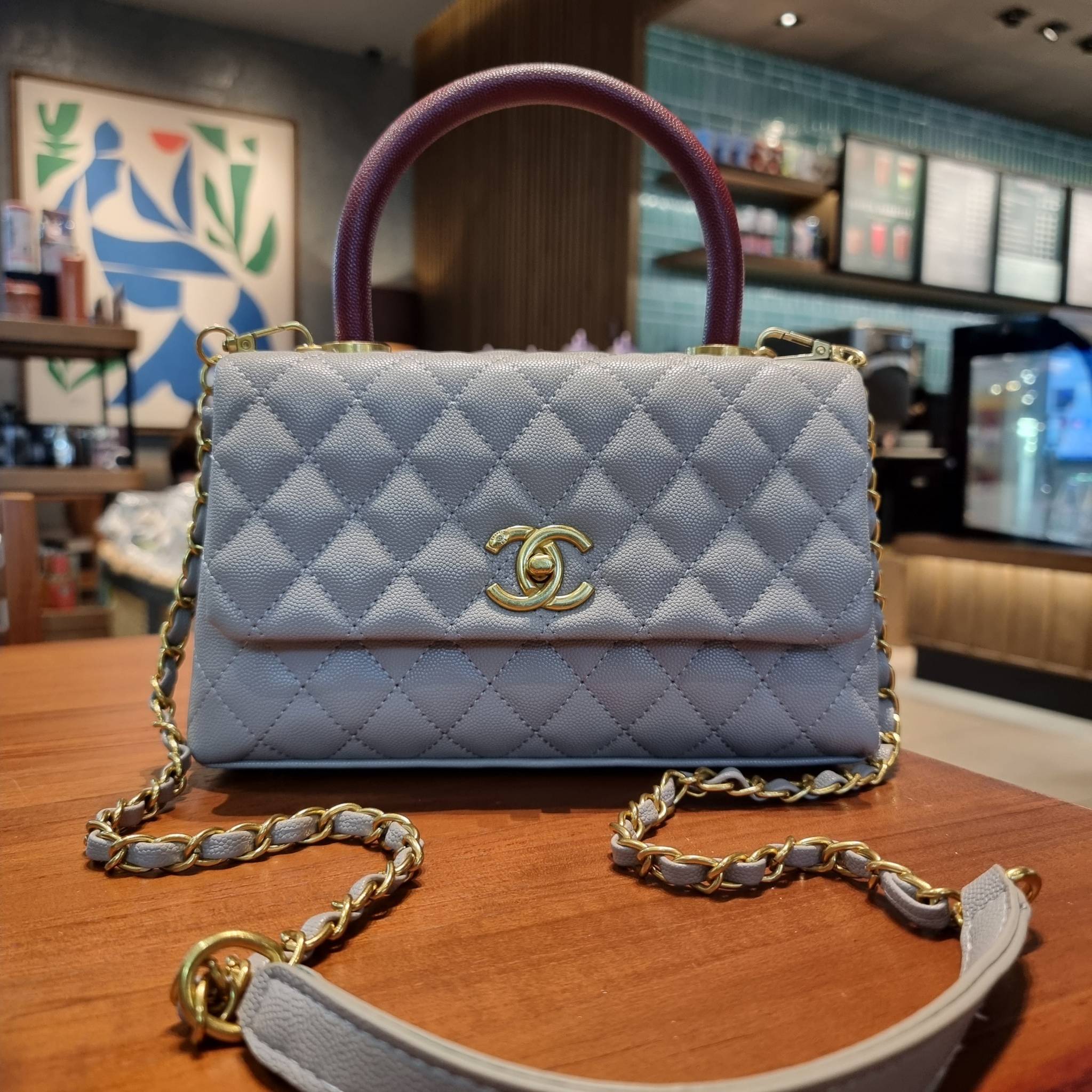 VIP 】รุ่นยอดฮิตตลอดกาล ไซส์กำลังสวย!! จากแบรนด์ Chanel กระเป๋าถือ/สะพาย หนังลายคาเวียร์ โลโก้เด่นชัด เปิด-ปิดกระเป๋าด้วยตัวบิดล็อค อะไหล่สีทองหรู ทรงสวยผู้ดี ภายในกระเป๋ามีช่องโล่งกว้างจุของได้พอสมควร มีช่องซิปแบ่งสัดส่วน ด้านหลังมีช่องเก็บของจุกจิกอีก 1 