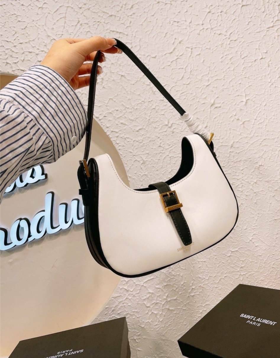 VIP 🥂 YSL HOBO LE FERMOIR / Yves Saint laurent le fermoir hobo bag in shiny leather กระเป๋าสะพายไหล่ ดีเทลหรู สวยครบทุกมุม ตอบโจทย์สาวๆทุกไลฟ์สไตล์ เพราะใช้งานได้ง่ายและสะดวก สัมผัสดีงามมากๆ น้ำหนักเบา ดูแพงที่สุด ปากกระเป๋ามีสายคาด กันของหล่นได้ร
