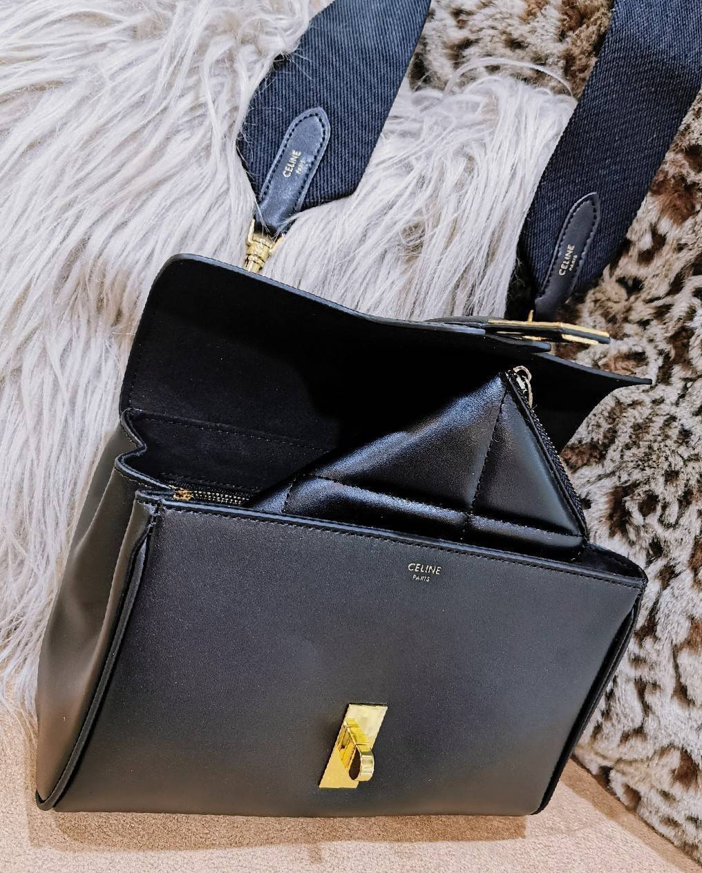 CELINE TRIOMPHE CROSSBODY BAG SMOOTH CALFSKIN VIP GIFT WITH PURCHASE-GWP พรีเมี่ยมกิ๊ฟ Limited Edition จาก CELINE PERFUME DUTY FREE COUNTER วัสดุ หนังแท้ CALFSKIN ดีไซน์สวยหรูสุดคลาสสิคหนังเรียบสวยอยู่ทรงเปิดปิดด้วยฝาปิดล๊อคบิดโลโก้แบรนด์อะไหล่ทองวิ้งๆภาย
