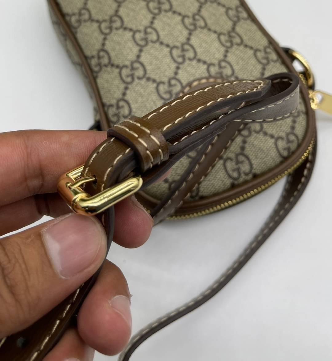 GUCCI Mini bag with Interlocking G / Gucci phone bag เกรดออริจินอล กระเป๋ามินิรังสรรค์จากผ้าแคนวาส Supreme ลายโมโนแกรมของแบรนด์สีเบจและสีน้ำตาลอีโบนี สัญลักษณ์ GG สไตล์นี้มอบความรู้สึกร่วมสมัยพร้อมกระเป๋าใส่ Apple AirPods ที่สามารถถอดออกได้