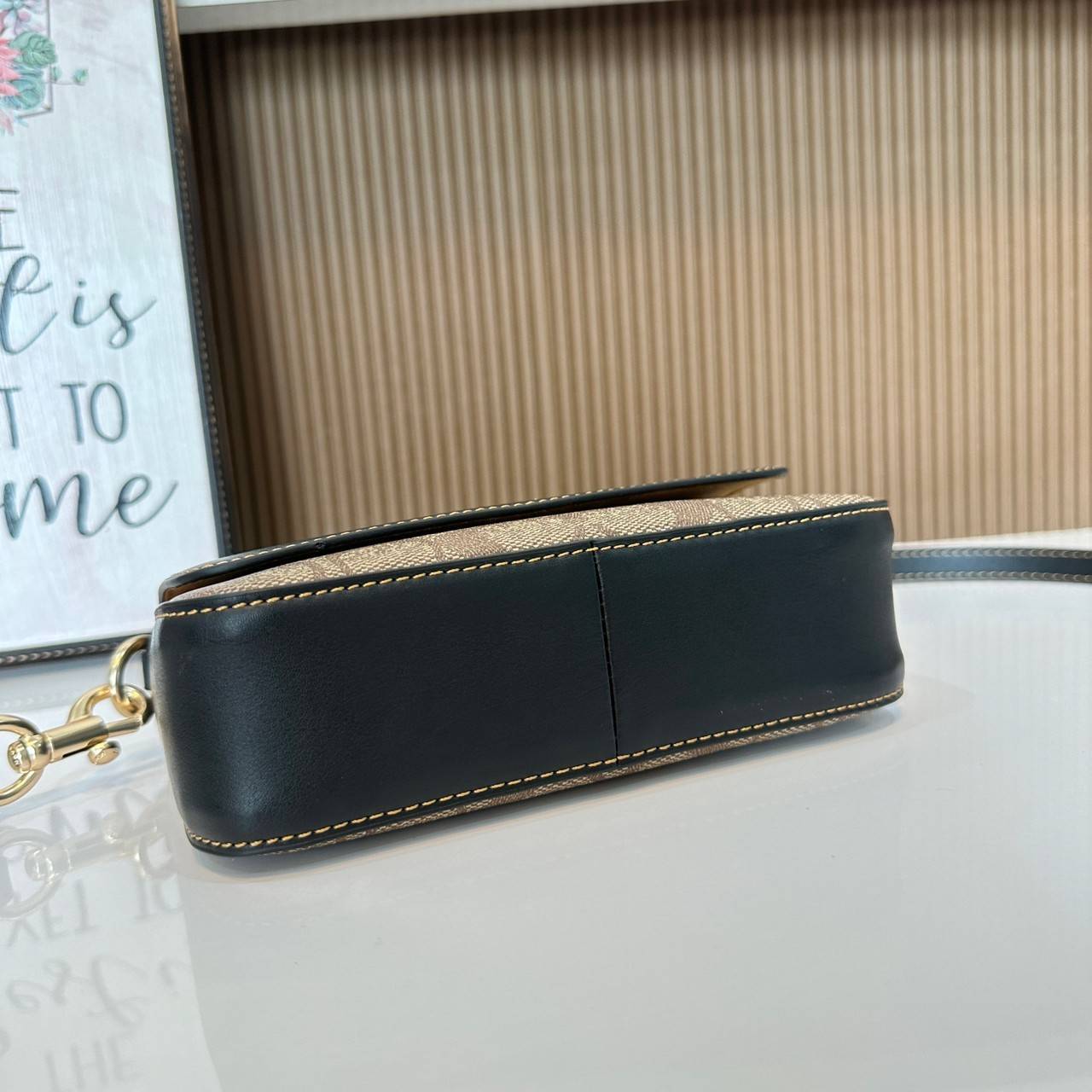 Coach Mini Josie Top Handle Crossbody In Blocked Signature Canvas (cc340) ใหม่ล่าสุด กระเป๋าสะพายหรือถือใบเล็กกระทัดรัด วัสดุหนังตัดขอบหนังแท้ ภายในช่องโล่งกว้างสามารถใส่โทรศัพท์ iPhonePro max ได้ มีช่องใส่บัตรเครดิต 2 ช่อง เปิดปิดด้วนกระดุมแป๊ก ซับในผ้า 