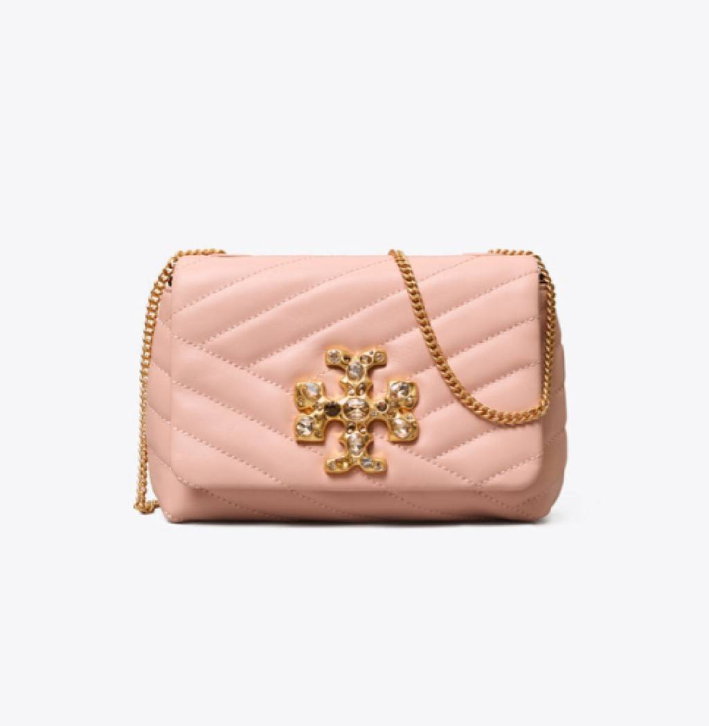 TORY BURCH KIRA CHEVRON EMBELLISHED LOGO MINI BAG ตามคำเรียกร้องจ้า!! ไซส์มินิ สะดวกใช้ พกพาง่าย สไตล์คุณหนู!! กระเป๋าสะพายข้าง ดีไซน์ทรงคลาสสิค โดดเด่นด้วยโลโก้ดีไซน์ประดับเม็ดสี เพิ่มมูลค่าและดึงดูดสายตามากขึ้น วัสดุหนังแกะ สัมผัสนิ่มมือ เปิด-ปิดด้วยกระ
