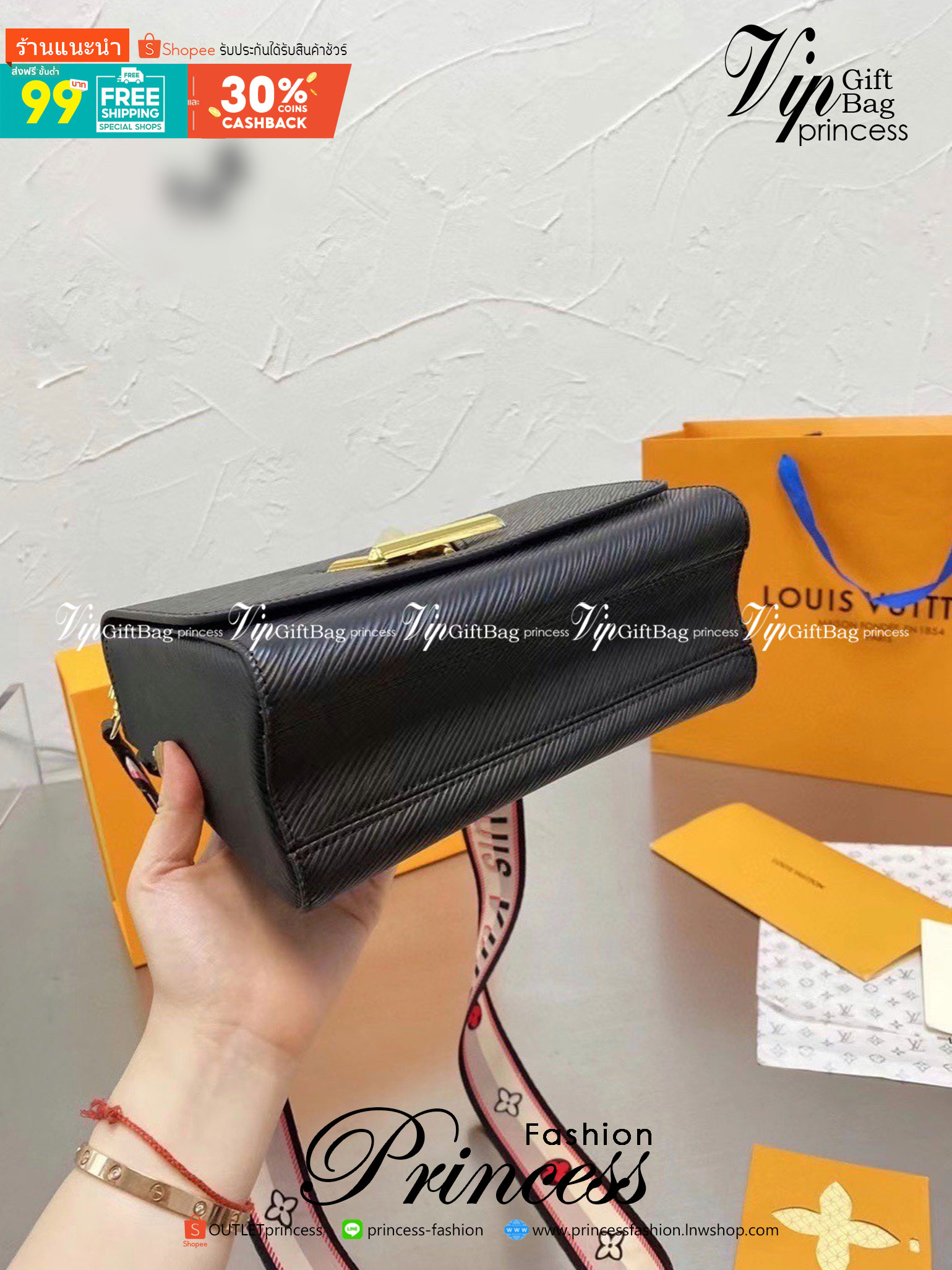 LOUIS VUITTON Twist Shoulder Bag MM / LV Twist MM ที่สุดของความสวยคลาสสิคย้อนยุค กระเป๋าสะพายที่มีลูกเล่น เพิ่มดีเทลให้น่าใช้งาน ด้วยสายสะพายแบบสปอร์ต ที่ปรับเปลี่ยนใช้ได้หลากหลาย วัสดุหนัง epi สวยคม ทนทาน ลวดลายเส้นไม้ แบบไม่มีใครซ้ำ เลิศๆไปอีกกับโลโก้สี