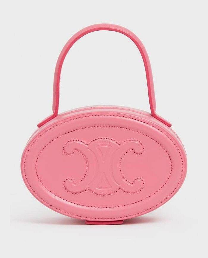 VIP 🥂 CELINE OVAL MINAUDIERE CUIR TRIOMPHE น้องน่ารักม้ากกกก!! น่ารักตะโกนไปเลย!! กับกระเป๋าทรง oval รุ่นแรร์ไอเท็ม ที่หายาก และ sold out ไปหลายรอบ!! น้องใบกะทัดรัด สำหรับสาวๆที่ชอบพกพกของแบบง่ายๆ ให้ชีวิตไม่ยุ่งยาก คล้องแขนใช้งานเก๋ๆ วัสดุหนังสัง