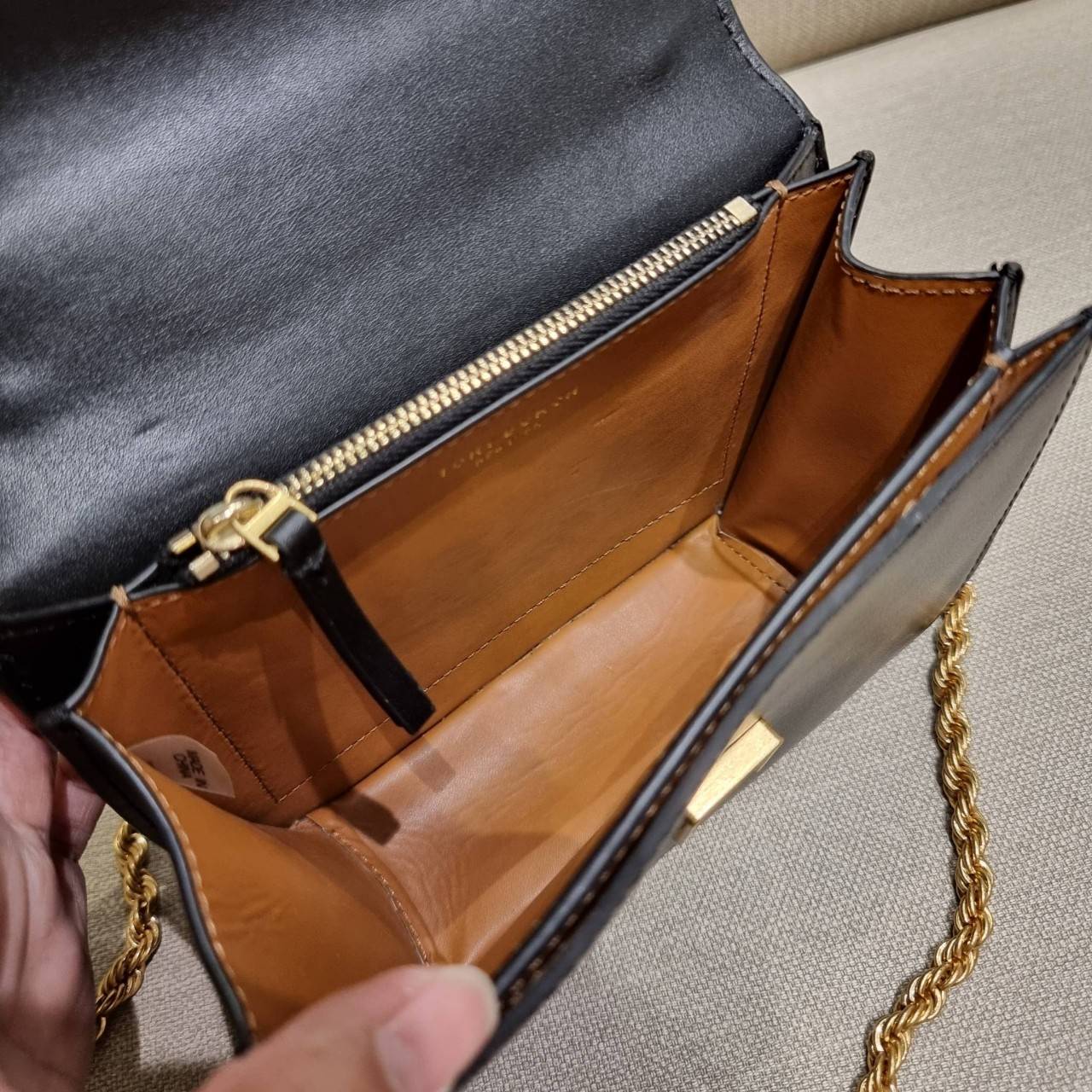 TORY BURCH ELEANOR SMALL CONVERTIBLE SHOULDER BAG ฮอตไอเท็ม รุ่นนี้ขายดีขายหมด คัมแบค!! สวยหรู คุณหนู ผู้ดี!! หายากมากที่สุด!! กระเป๋าสะพายข้าง ดีไซน์อยู่ทรง ขนาดกำลังสะดวกใช้สำหรับสาว วัสดุหนังแท้เต็มใบ สีทูโทน เปิด-ปิดด้วยแถบแม่เหล็ก ภายในแบ่งสัดส่วนได้