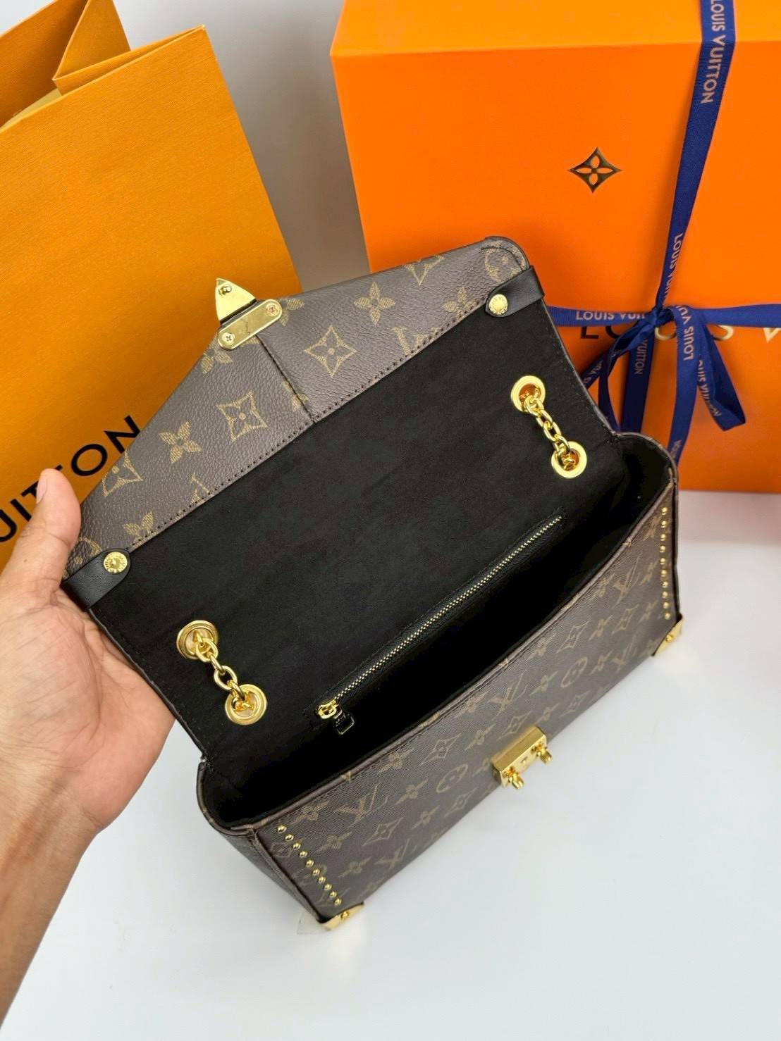 ORI หนังแท้ | LV Trunkie bag กระเป๋าสะพายรุ่นใหม่ ดีไซน์ร่วมสมัยโดดเด่นด้วยมุมโลหะ เฉลิมฉลองเอกลักษณ์ที่สืบทอดมาอย่างยาวนาน ผสานฟังก์ชันการใช้งานเข้ากับความหรูหรา Monogram แคนวาสตกแต่งหมุดสีทอง
