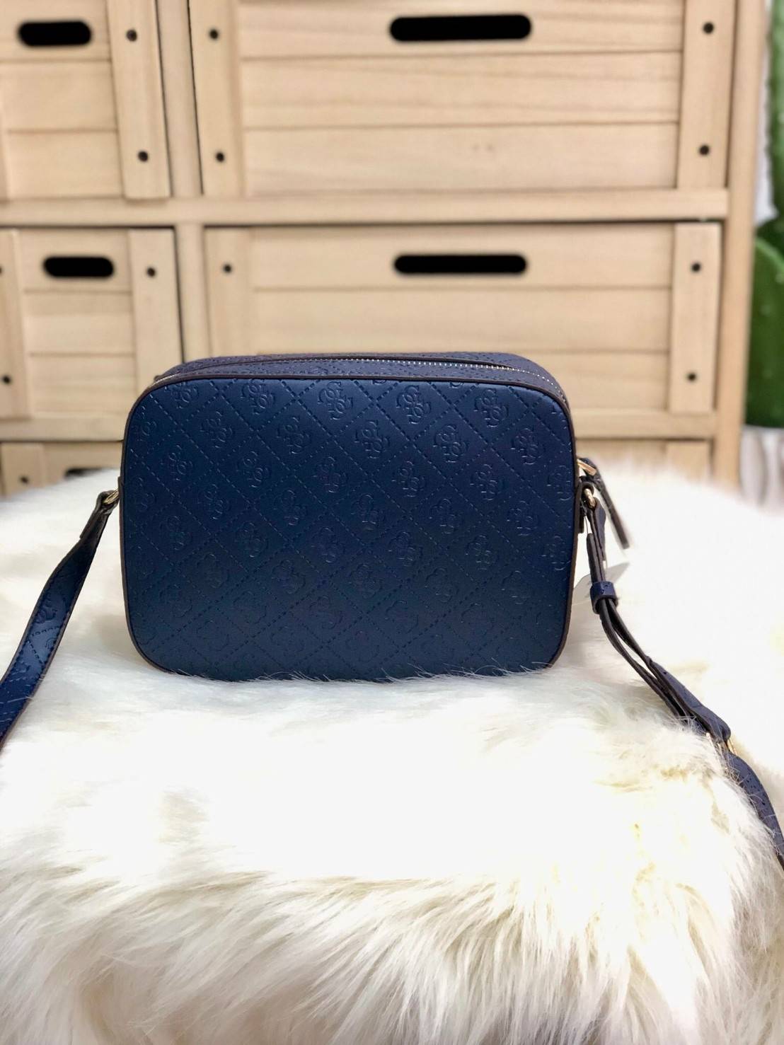 GUESS KAMRYN TOP ZIP CROSSBODY BAG กระเป๋าสะพายทรงน่ารัก จาก GUESS วัสดุหนัง pu ปั้มลายสวยอยู่ทรงขนาดกำลังดี น้ำหนักเบา ด้านหน้ามีโลโก้แบรนด์อะไหล่ทอง เปิดปิดด้วยซิปสะดวกใช้ ภายในมีโลโก้ และช่องเล็กใส่ของเป็นสัดส่วน สามารถใส่ไอแพดและกระเป๋าสตางค์ใบยาว และ