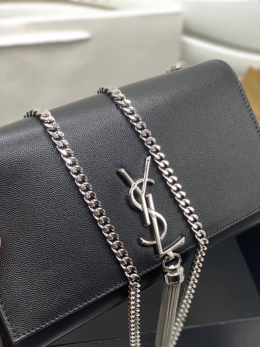 YSL kate medium chain bag in grain de poudre embossed leather 24cm กระเป๋าสะพายแบรนด์หรู รุ่นฮิตลอดกาล งานสวยดูดีมีระดับ ปั้มทุกจุด ขนาดกระทัดรัดกำลังดี มาพร้อมาสะพายโซ่ยาว เลื่อนปรับเป็น 2 แถว เพื่อสะพายเป็นสายสั้นได้ ด้านในโล่งกว้าง ใส่กระเป๋าสตางค์ใบยา