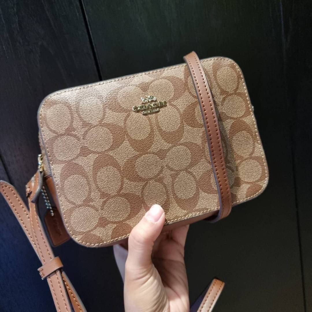 COACH 91677 MINI CAMERA BAG IN SIGNATURE CANVAS ขายดีที่สุด!! กระเป๋าสะพายข้างไซส์มินิ คลาสสิคอยู่ทรง อะไหล่ทองตัดดูหรู วัสดุหนังแคนวาสเคลือบลาย เปิด-ปิดด้วยซิป สายสะพายปรับได้ตามตัว ใบนี้แมทช์ได้ทุกลุค ใช้เป็น everyday bag ได้สบายๆเลยจ้า