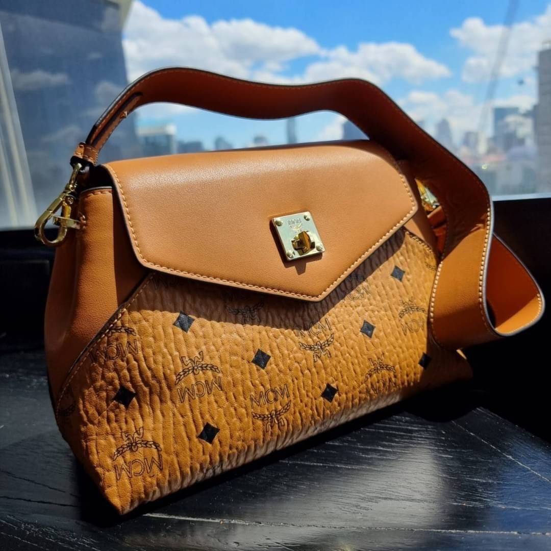 M.C.M ESSENTIAL CROSSBODY IN VISETOS กระเป๋าสะพายข้าง สวยอยู่ทรง ดีไซน์ไม่ซ้ำใคร มาพร้อมสายสะพายถึง 2 แบบ ปรับเปลี่ยนใช้ได้ไม่มีเบื่อ วัสดุหนังแคนวาสสลับหนังแท้ เปิด-ปิดกระเป๋าด้วยตัวบิดล็อคแน่นหนา ด้านหลังมีช่องเก็บบัตรได้ ภายในโล่งกว้าง แบ่งสัดส่วน เป็น