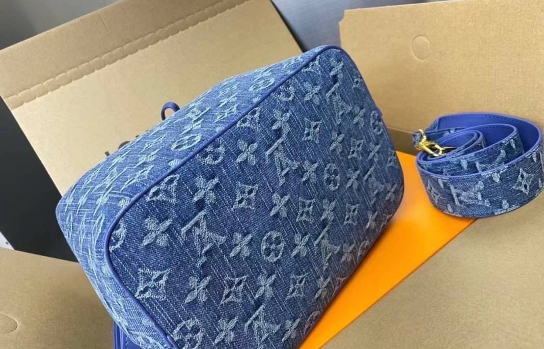 Louis Vuitton Blue Monogram / LV Denim Bucket Bag กระเป๋าทรงบัคเก็ต แบบมีหูรูดทำมาจากหนังแคนวาสโมโนแกรม ที่มีขอบหนังตัดกัน ที่จับหนังที่พกพาสะดวก พร้อมสายสะพาย 2 เส้น สายสปอร์ต และสายหนัง พร้อมส่งที่ไทย