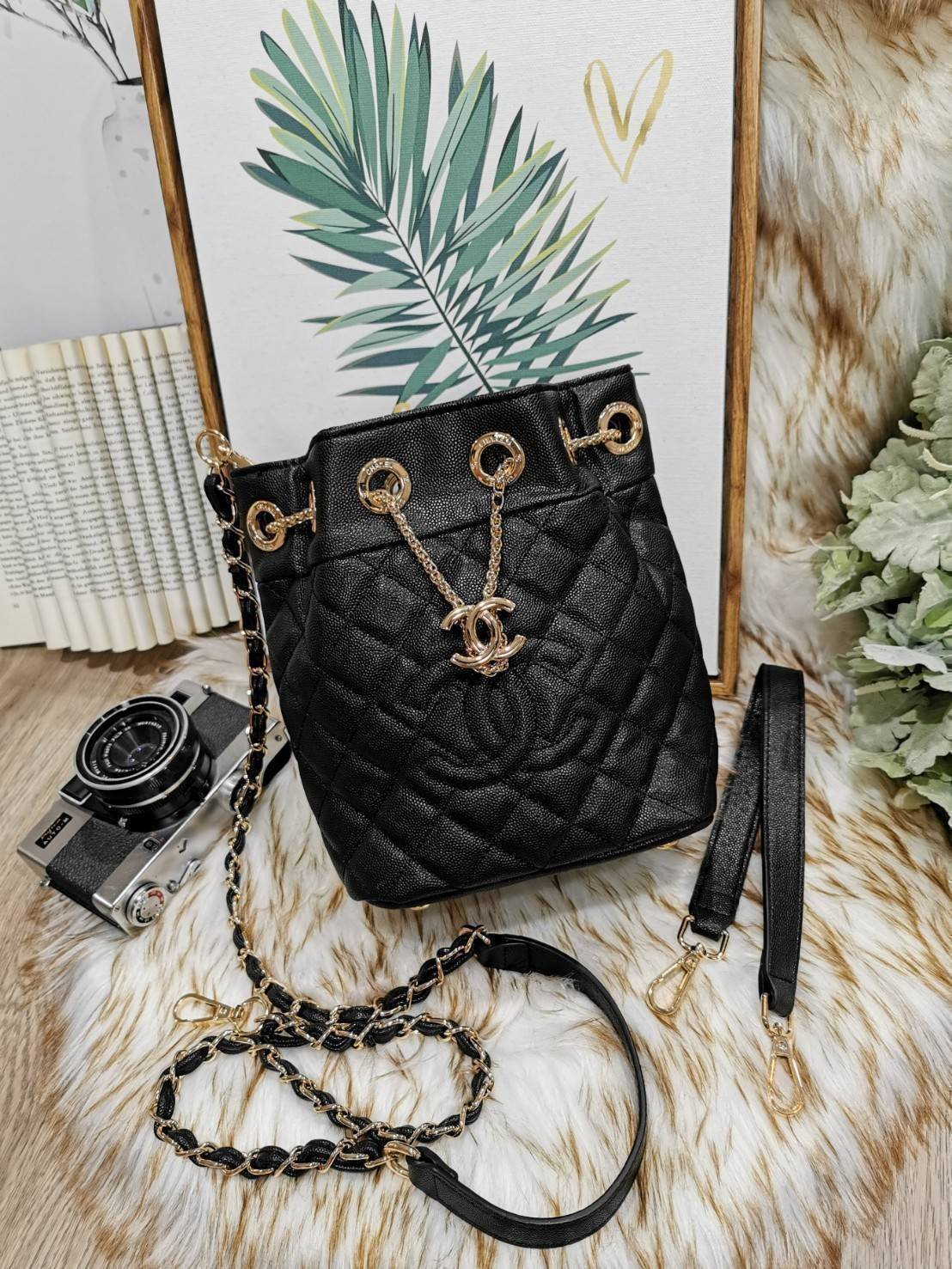 CHANEL Crossbody Bag With Chain / Chanel Bucket Bag กระเป๋าถือหรือสะพาย หนังคาเวียร์ลายตาราง ใช้ได้หลายสไตล์