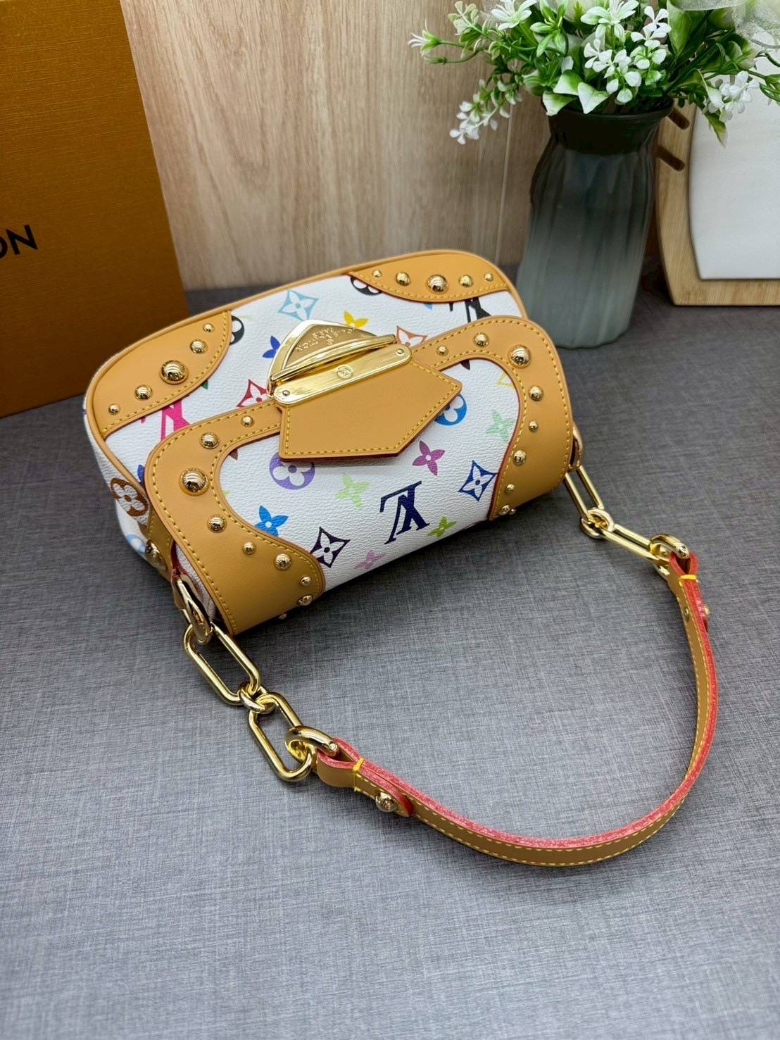 ORI หนังแท้ | Lv Marilyn White Multicolor Monogram Canvas Shoulder Bag กระเป๋าสะพายสไตล์วินเทจ ดีไซน์สีสันสดใสน่ารัก มีชีวิตชีวา โดดเด่นด้วยตัวล็อคด้านหน้าแบบกดขนาดใหญ่ จะถือแบบคล้องแขนหรือสะพายไหล่ก็ได้