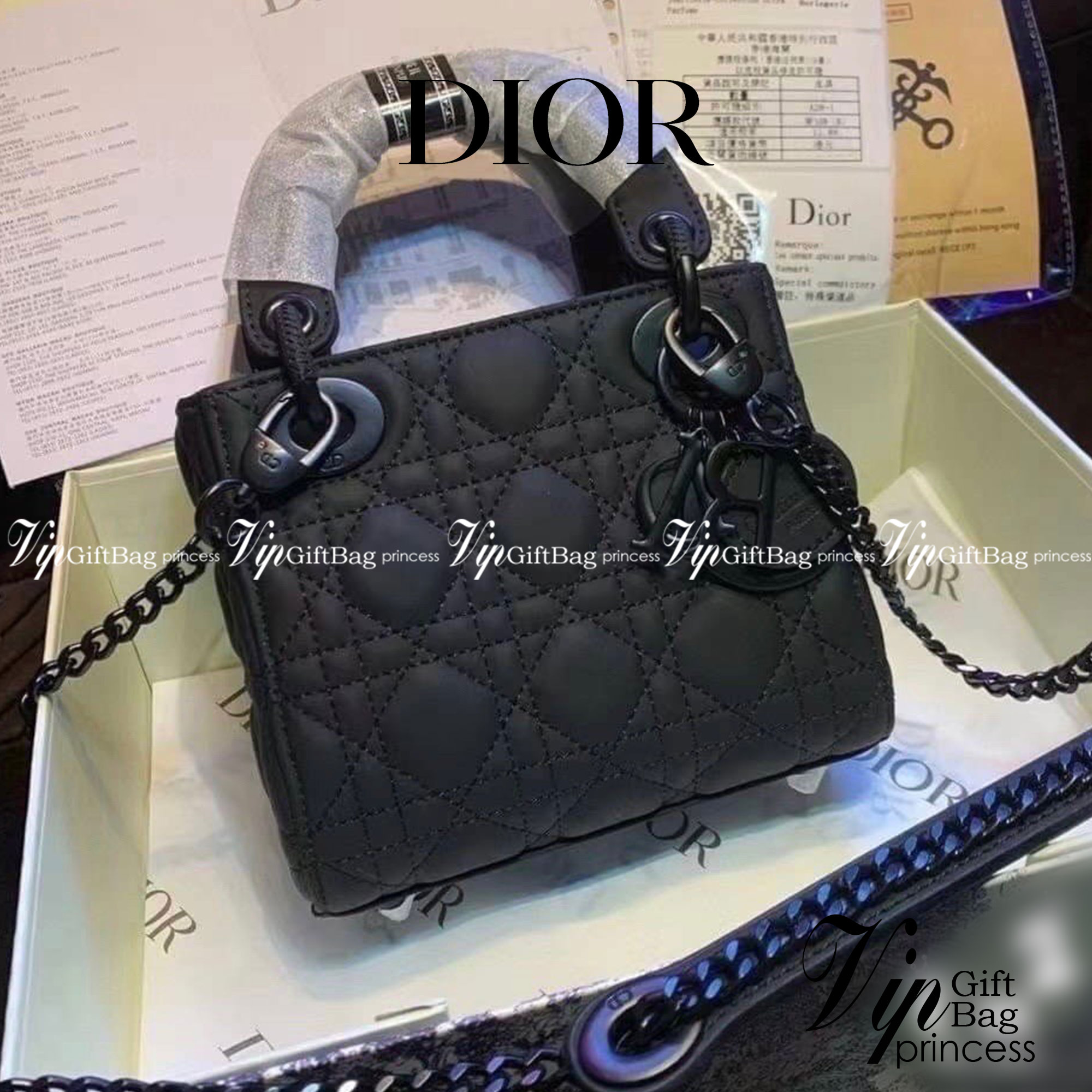 DIOR CD LADY BAG / Christian Dior Lady Dior Ultra-Matte Bag พร้อมส่ง 5 โทนสีพาสเทลหวานๆ น่ารักละมุน ตัวห้อยโลโก้โทนสีเดียวกระเป๋า น่ารักมากค่ะ ดีไซน์เรียบง่าย แต่แฝงไปด้วยความหรูหรา ทรงกล่องคลาสสิค วัสดุหนังแท้ มีหูจับในตัวและสายครอสบอดี้สุดเลิศ มาพร้อมสา
