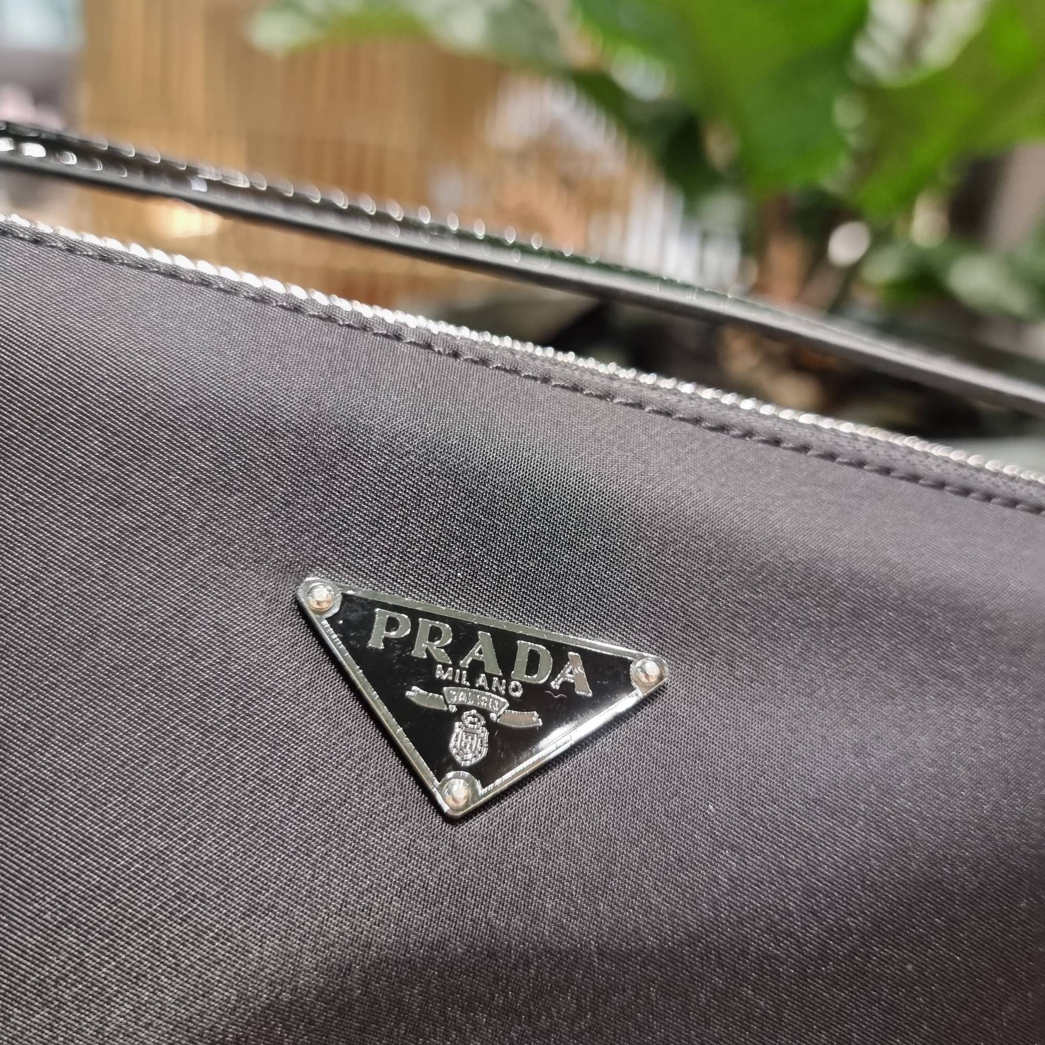 PRADA TESSUTO POCHETTE BAG กระเป๋าทรงพอช ดีไซน์ทรงยาวสุดล้ำ อัพลุคให้ดูแพงไปอีกด้วยดีเทลแต่งขอบด้วยหนังแก้ว วัสดุหลักตัวกระเป๋าเป็นไนล่อนคุณภาพดี เปิด-ปิดด้วยซิป พกพาง่ายด้วยสายสะพายในตัว ที่สามารถปรับได้อีก ภายในเป็นช่องโล่ง ใส่โทรศัพท์ได้ทุกรุ่น กระเป๋า