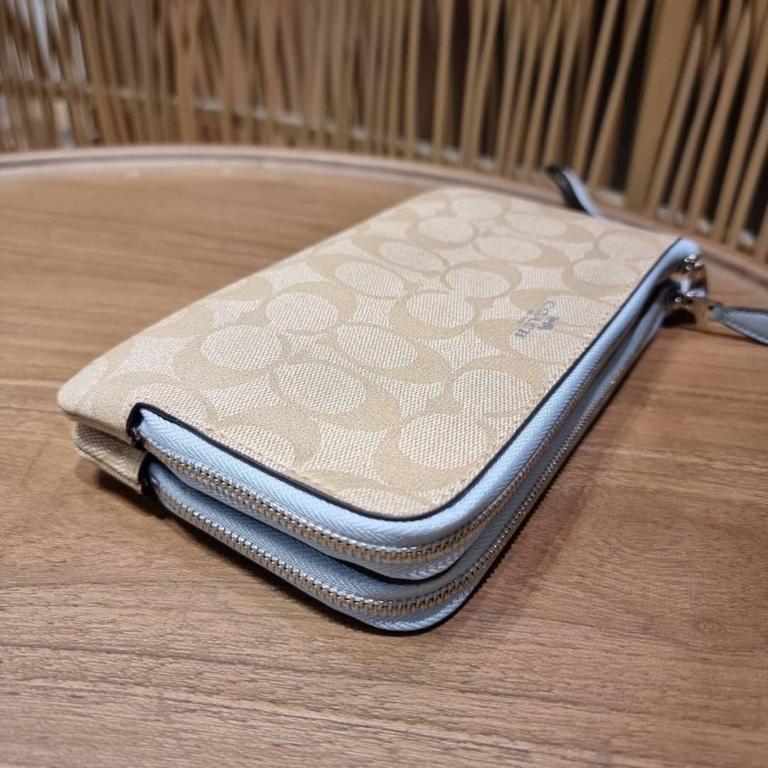 COACH F54057 DOUBLE ZIP WALLET IN SIGNATURE กระเป๋าคล้องมือ size L ใบนี้ใส่มือถือได้ทุกรุ่น ขนาดกำลังดี พกพาสะดวกมากๆ วัสดุหนังสังเคราะห์ ภายในเป็นผ้าสีสวยคม ใส่ธนบัตร ใส่บัตรได้เยอะ ใส่มือถือได้สบายๆทุกรุ่น ตอบโจทย์สาวๆที่ไม่ชอบพกเยอะวุ่นวายจ้า ใบนี้เอาอ