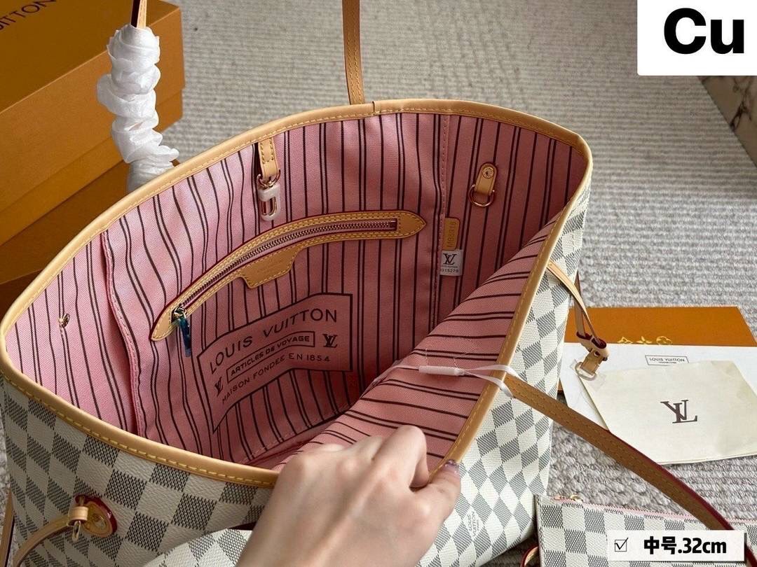 LV Neverfull MM bag กระเป๋าสะพายทรโท้ทใบใหญ่ ขนาดยอดนิยมจุของได้เยอะ มาพร้อมใบลูก สะพายไปเที่ยวต่างจังหวัดคือดีงามมากจ้า หรือจะสะพายไปทำงาน ไปต่างประเทศก็สะดวก ราคาสุดคุ้ม จับจองเป็นเจ้าของได้เลยตอนนี้จัด!!