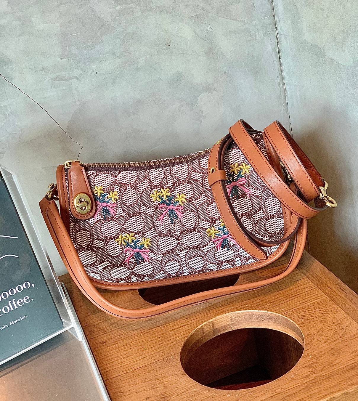 รุ่นใหม่ล่าสุด ต้อนรับหน้าหนาวนี้กันค่าา🎀 COACH SWINGER BAG IN SIGNATURE TEXTILE JACQUARD WITH BOUQUET MOTIF EMBROIDERY ((C6289)) พร้อมส่งที่ไทย จำนวนจำกัด สวยมากๆค่ะ! กระเป๋าหิ้วได้//สะพายข้างได้ วัสดุJacquardทอลายแบรนด์+หนังแท้ ได้ลงตัวสวย ดูคลา