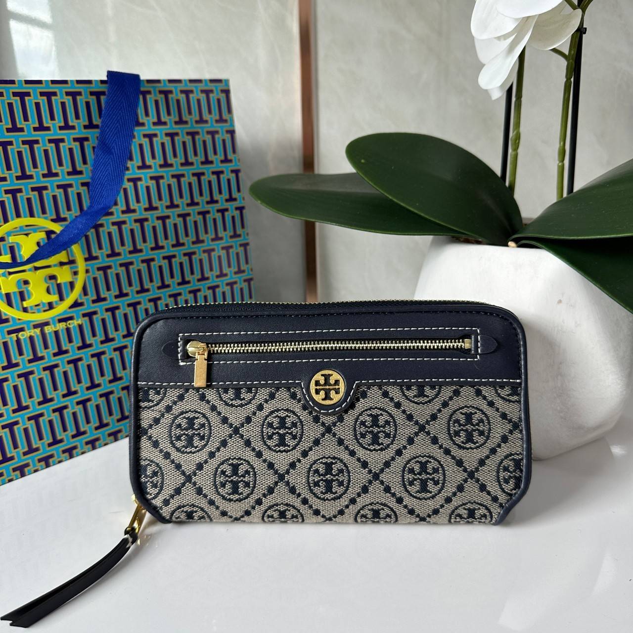 TORY BURCH T MONOGRAM JACQUARD ZIP CONTINENTAL WALLET 79383 กระเป๋าสตางค์ผ้าแคนวาสลายโมโนแกรมตัว T
