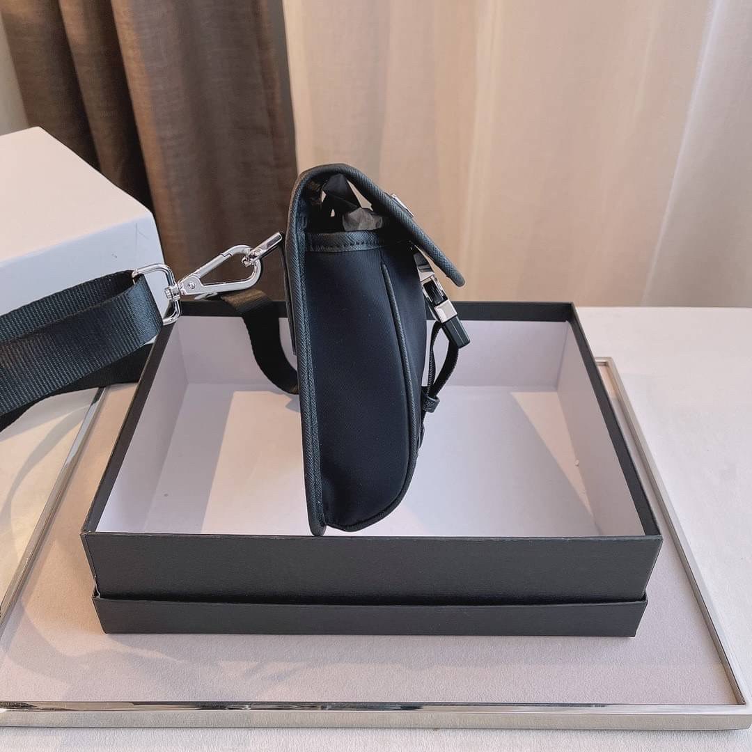 รุ่นใหม่ล่าสุด 2020 !!! Prada crossbody nylon bag ขนาดกะทัดรัด พกพาสะดวก วัสดุทำจากผ้าไนล่อน สามารถกันน้ำได้ อะไหล่เงินทั้งใบ เปิดปิดด้วยตัวล็อคแบบ บีบ ด้านในมีโลโก้อยู่ที่ฝากระเป๋า ภายในมีช่องเล็กแยก มีการบุผ้าลายแบรนด์อย่างดี สามารถใส่มือถือได้ทุกรุ่น ก