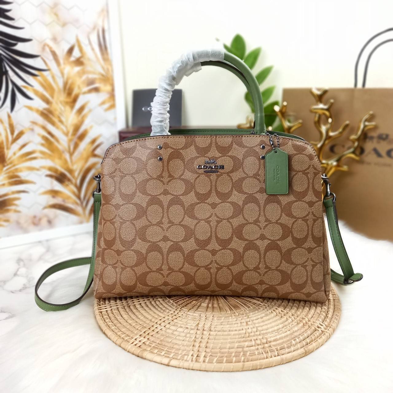 หัวใจจะวาย!! ละมุนมาก ลุคคุณหนูสุดๆ COACH MINI LILLIE CARRYALL (COACH F91494)🌺 ใช้ดีจนต้องบอกต่อ อีกแล้วจ้า ใครๆก็ถามหา😍>>>ทรงถัง รุ่นใหม่ 10 นิ้ว ขนาดกำลังดี เหมาะมือมาก มี 3 ช่องด้านใน ช่องกลาง เปิด-ปิด ด้วยซิป ส่วน 2 ช่องด้านข้