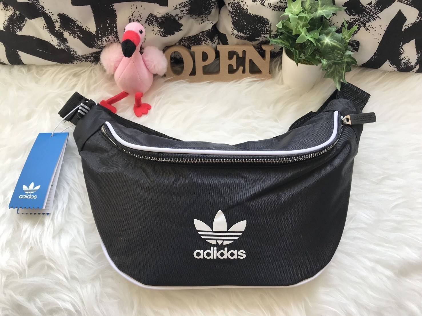 ADIDAS ORIGINALS ADICOLOR WAIST BAG ของมันต้องมี!! กระเป๋าคาดอก/คาดเอวสุดชิค ดีไซน์เรียบง่าย แต่สะพายแล้วเท่ คลาสสิคสุดๆ!! วัสดุ Nylon+Polyester กันน้ำได้ เปิด-ปิดฝากระเป๋าด้วยซิป หัวซิปปั๊มแบรนด์เป็น signature ภายในมีช่องโล่งกว้าง ใส่ของได้พอสมควร ใส่มือ