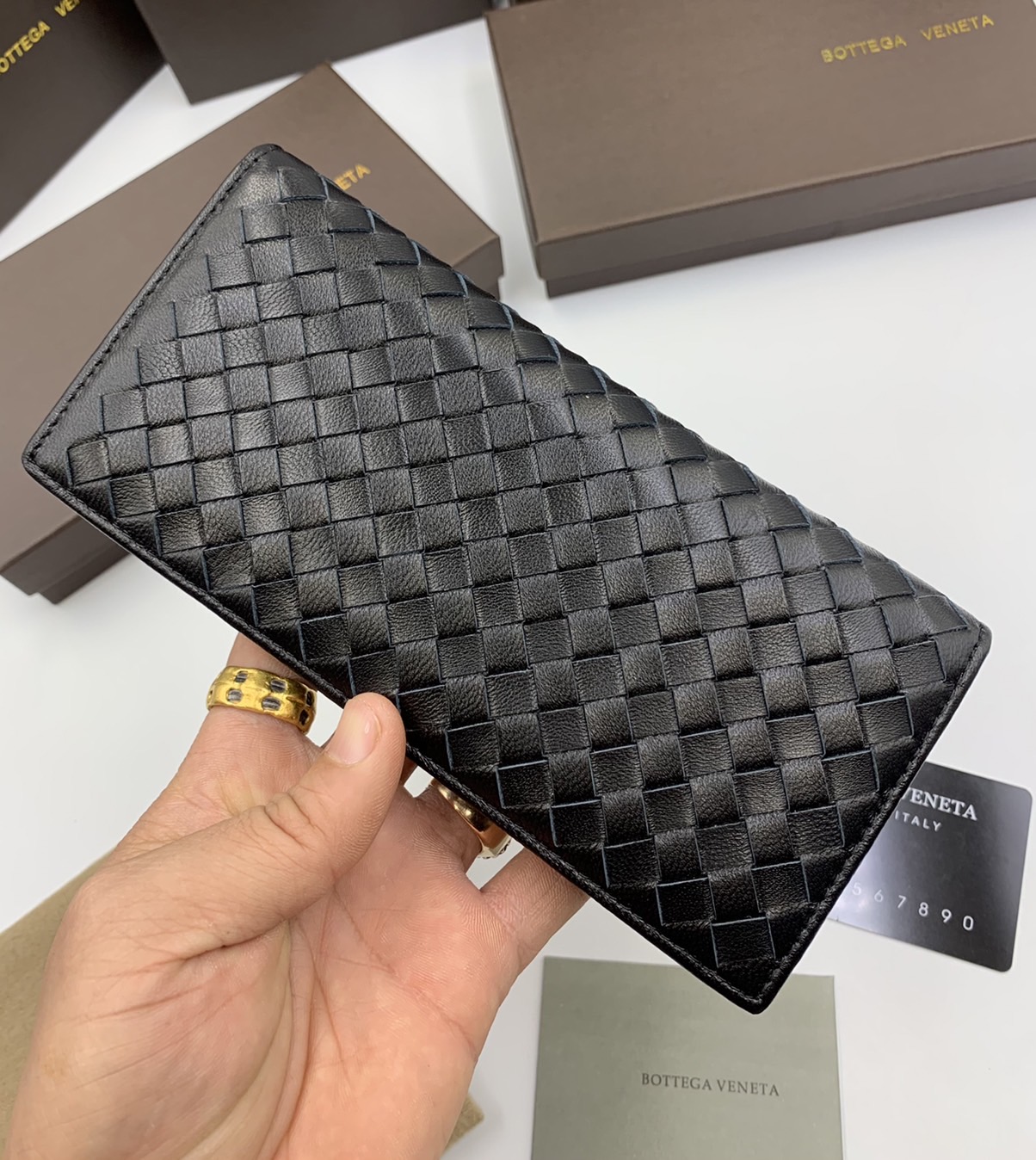 หนังแท้ BOTTEGA VENETA LONG WALLET / BV LONG WALLET / BV Wallet พร้อมส่งที่ไทย กระเป๋าสตางค์ใบยาว 2 พับ รุ่นตามหา มาเท่าไหร่ไม่เคยพอเลยค่า เป็นรุ่นคลาสสิกที่หยิบมาใช้งานได้บ่อยที่สุด งานหนังลูกวัวแท้ทั้งใบ ใช้ทนทานได้นาน ใช้ทนทานได้นานภาพสินค้าถ่ายจากงานข