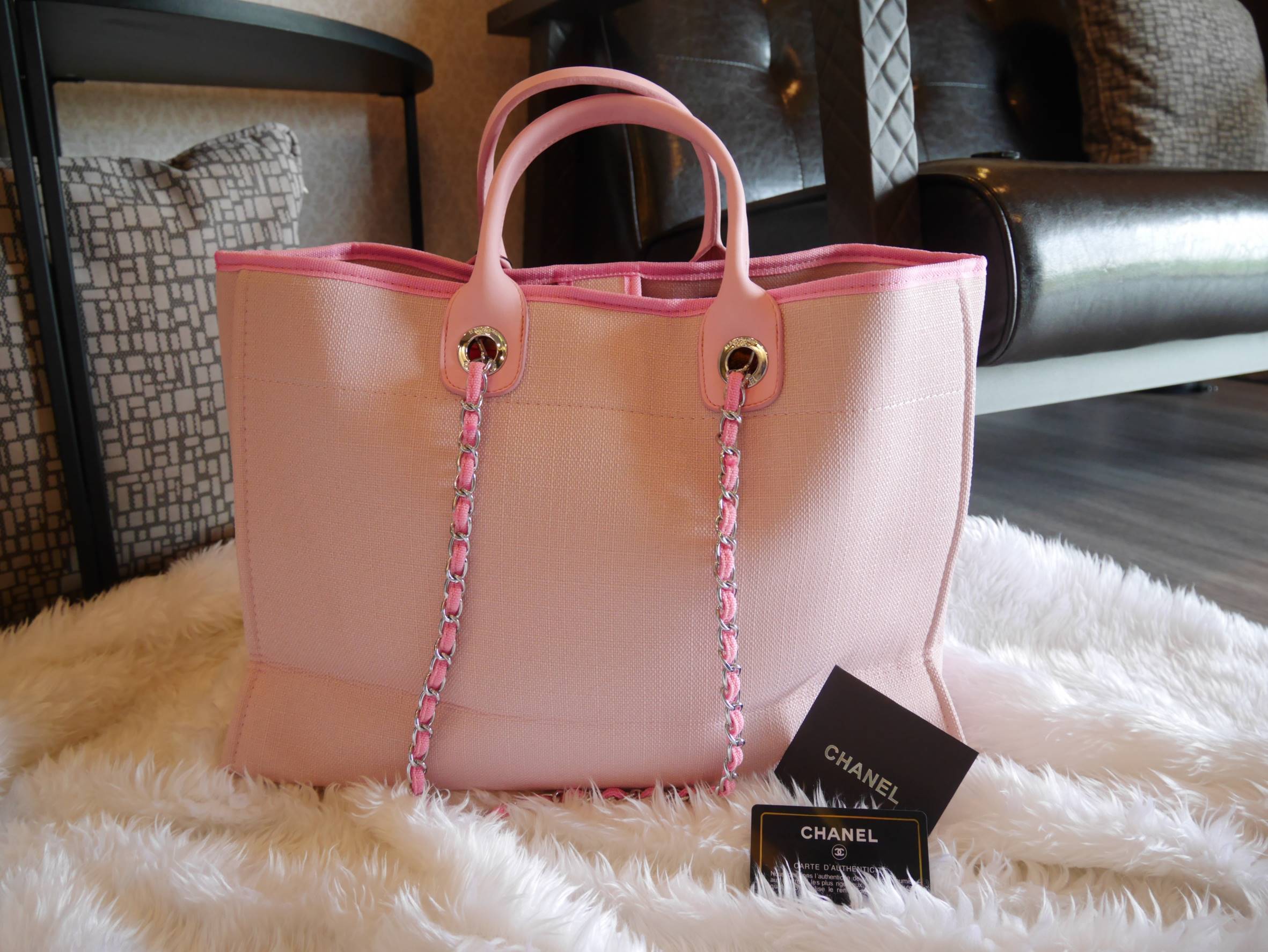 How Cute! 🎄🎄 รุ่นใหม่ล่าสุด!! ที่สาวๆรอคอย Chanel tote canvas bag จากงานพรีเมี่ยม VIP GIFT รุ่นดังเลยค้า Size ใหญ่อลัง บอกเลยว่า **งานดีที่สุด ตัวกระเป๋า กระเป๋าผ้าเป็นผ้า canvas เนื้อดีสมราคา สัมผัส นุ่มลื่นมือมากกกก อะไหล่เงินปั้มแบรนด์แ