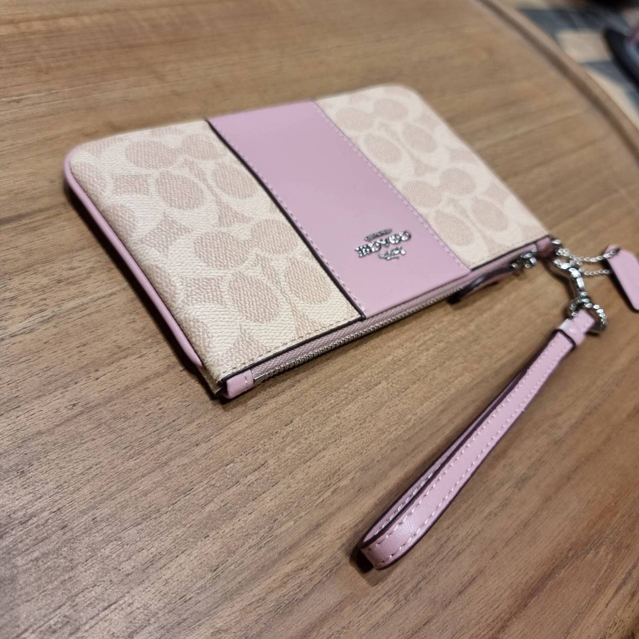 COACH 32445 SMALL WRISLET IN COLORBLOCK SIGNATURE CANVAS คอลเลคชั่นคัลเลอร์บล็อคสวยหรู ในรูปแบบกระเป๋าคล้องมือ ขนาดพกพา ไซส์กำลังสวยมากๆ พกง่ายไปเลยจ้า วัสดุหนังแคนวาส ตัดหนังแท้ ภายในโล่ง มีช่องใส่บัตร ตอบโจทย์สาวๆที่ไม่ชอบความพะรุงพะรัง พกใบนี้คือสะดวกส