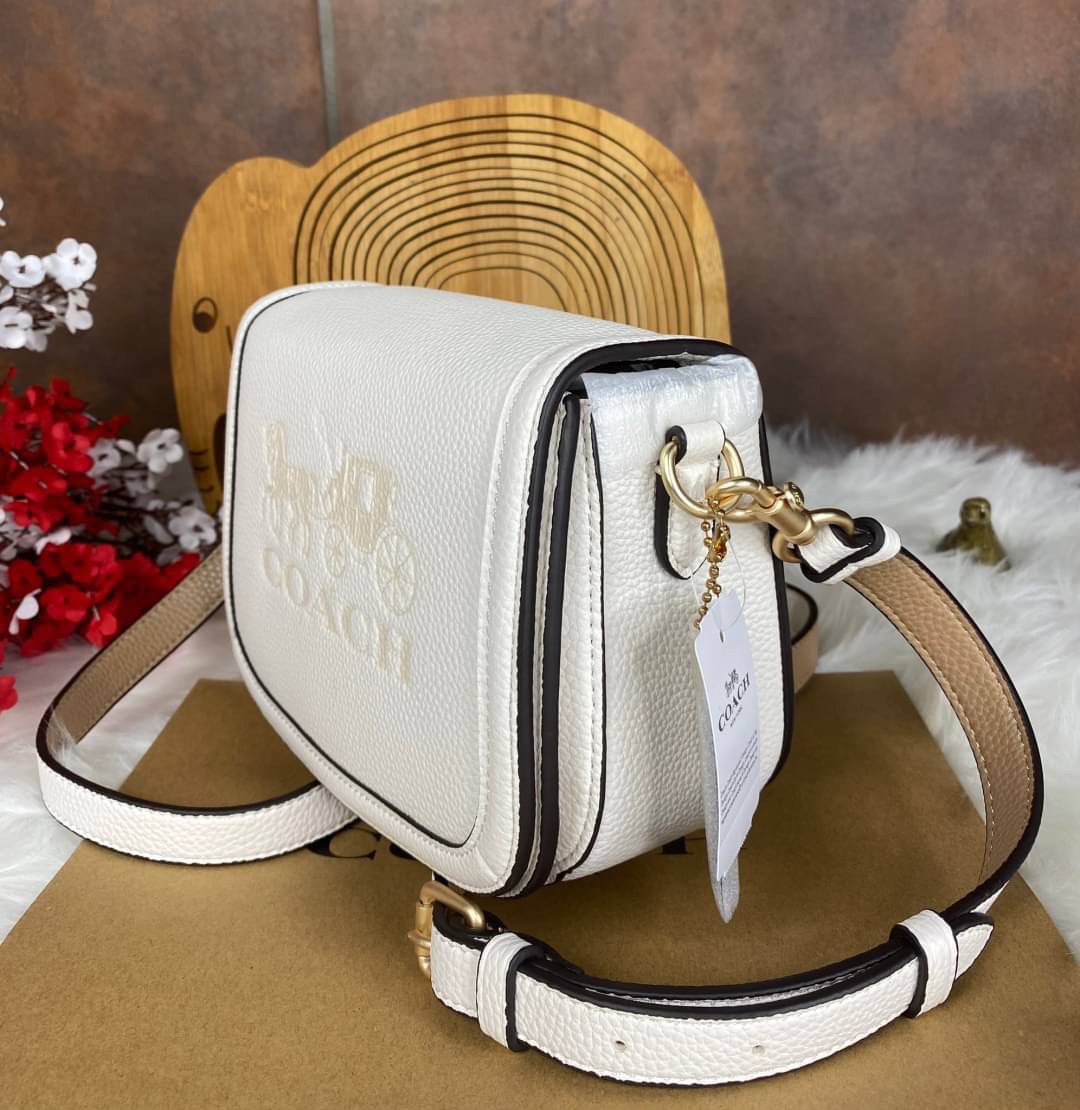 OUTLET 】COACH SADDLE BAG WITH HORSE AND CARRIAGE (COACH C4058) หนังกรวดละเอียดภายในกระเป๋ามัลติฟังก์ชั่น กระดุมแม่เหล็ก ซับในผ้านอกกระเป๋าเปิด สายสะพายถอดได้ สายสะพายยาว 22" สำหรับสะพายไหล่หรือ crossbody