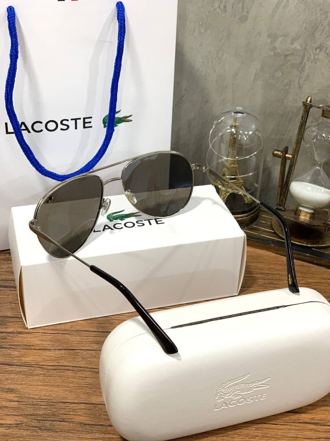 แว่นตา Lacoste Unisex Sunglasses แว่นตา Lacoste สไตล์ rayban ขนาดเลนส์กำลังดี หน้าเลนส์ติดโลโก้แบรนด์และปั๊มชื่อแบรนด์ ทรงคลาสสิคสีไม่มืดจนเกินไป ใช้ได้ทั้งชายและหญิงและชาย อุปกรณ์ฟูลเซ็ท มีทั้งกล่องแบรนด์สำหรับแว่น กล่องกระดาษ และถุงกระดาษแบรนด์ มอบเป็นข