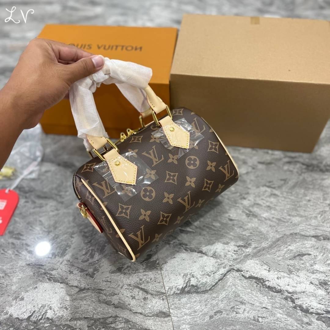 LV Speedy Bandoulière 20 Bag Monogram Canvas กระเป๋าทรงหมอนไซส์เล็กน่ารัก ดีไซน์น่าใช้มากๆ พิมพ์ลายโมโนแกรม ภายในเป็นช่องกว้าง มาพร้อมสายสปอร์ตสวยเท่ห์มาก ใบจริงสวยเกินเบอร์!! ไม่ผิดหวังจ้า