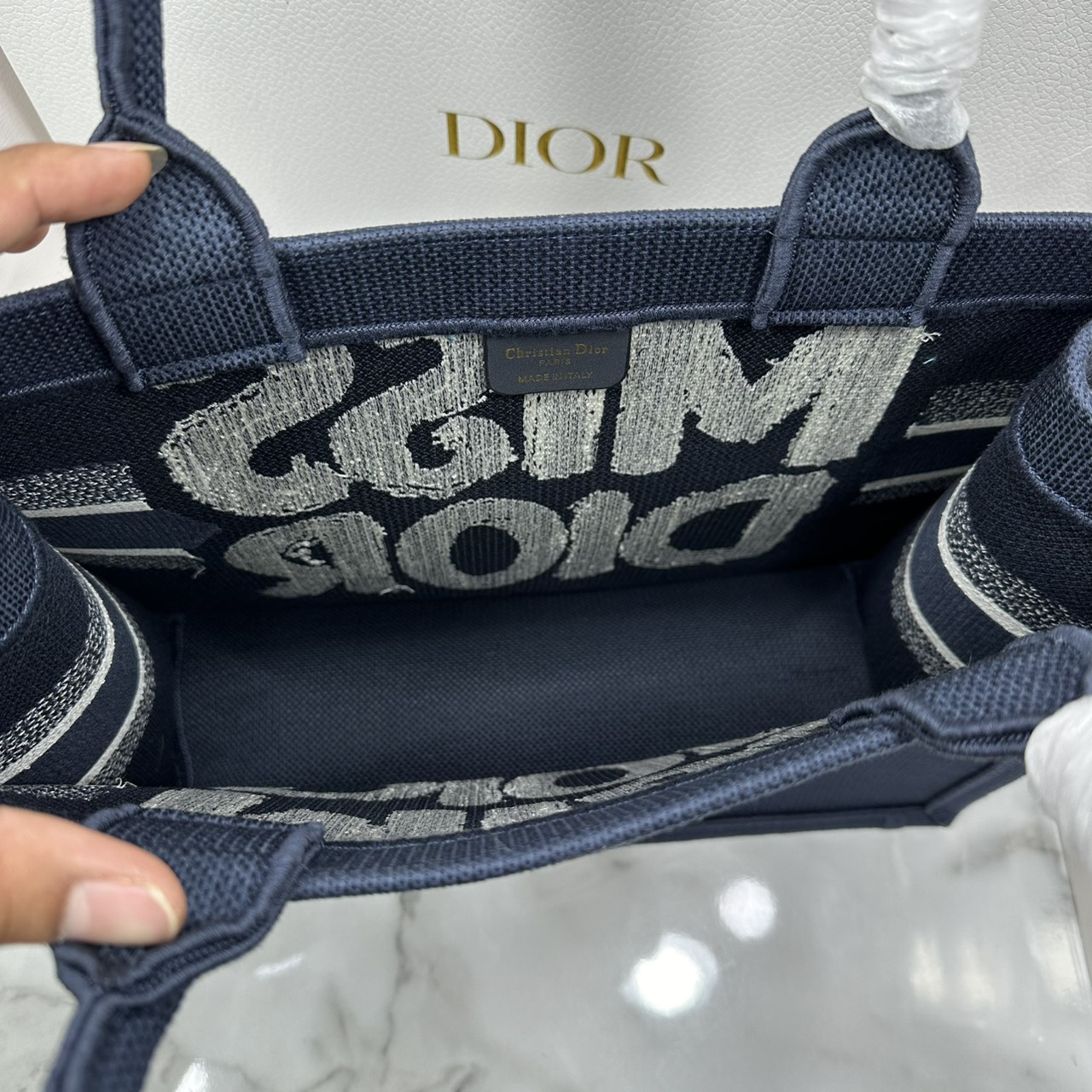 ORI หนังแท้ | Dior BookTote Blue Miss Dior Embroidery Tote Bag กระเป๋าทรงโท้ทคอลใหม่ โทนดำคลาสสิก สวยงามและหรูหรา