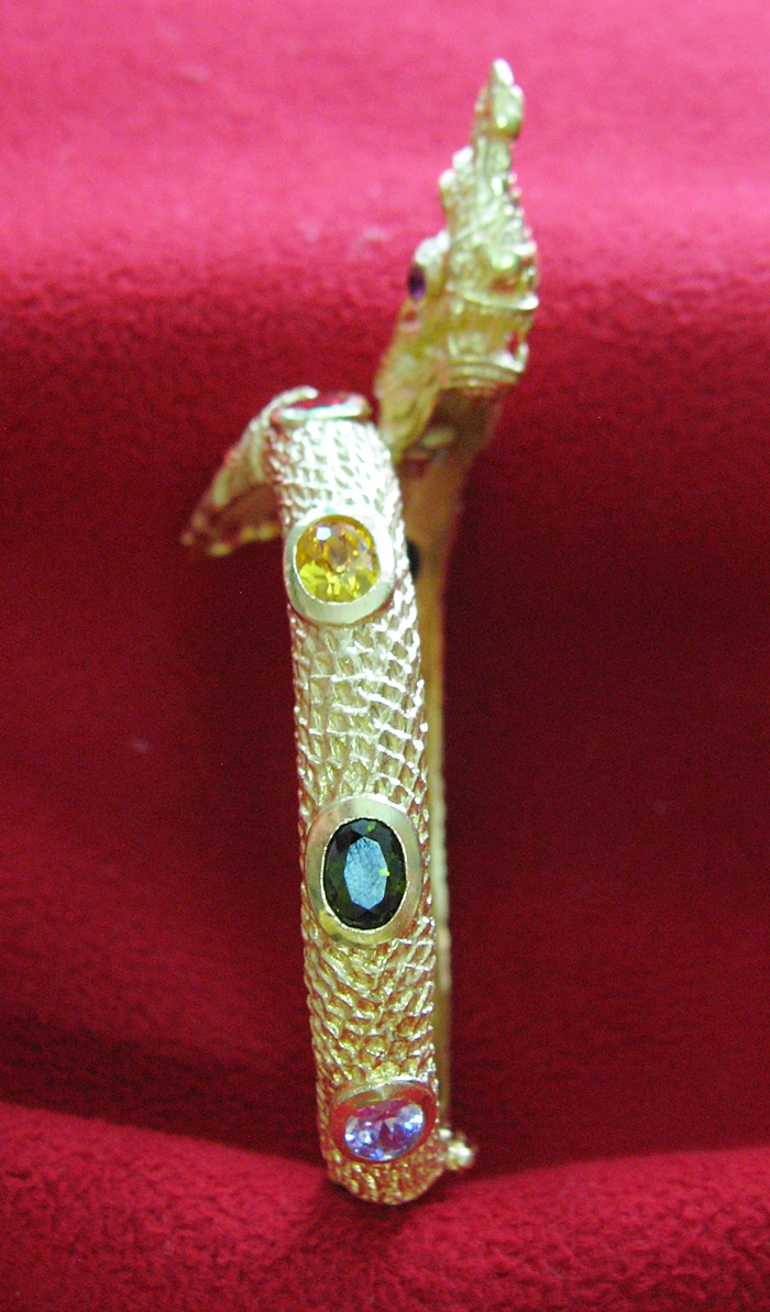 สินค้าหมดค่ะ กำไลพญานาคเนื้อทองเหลืองพลอยนพเก้าพร้อมใบคาถาค่ะ