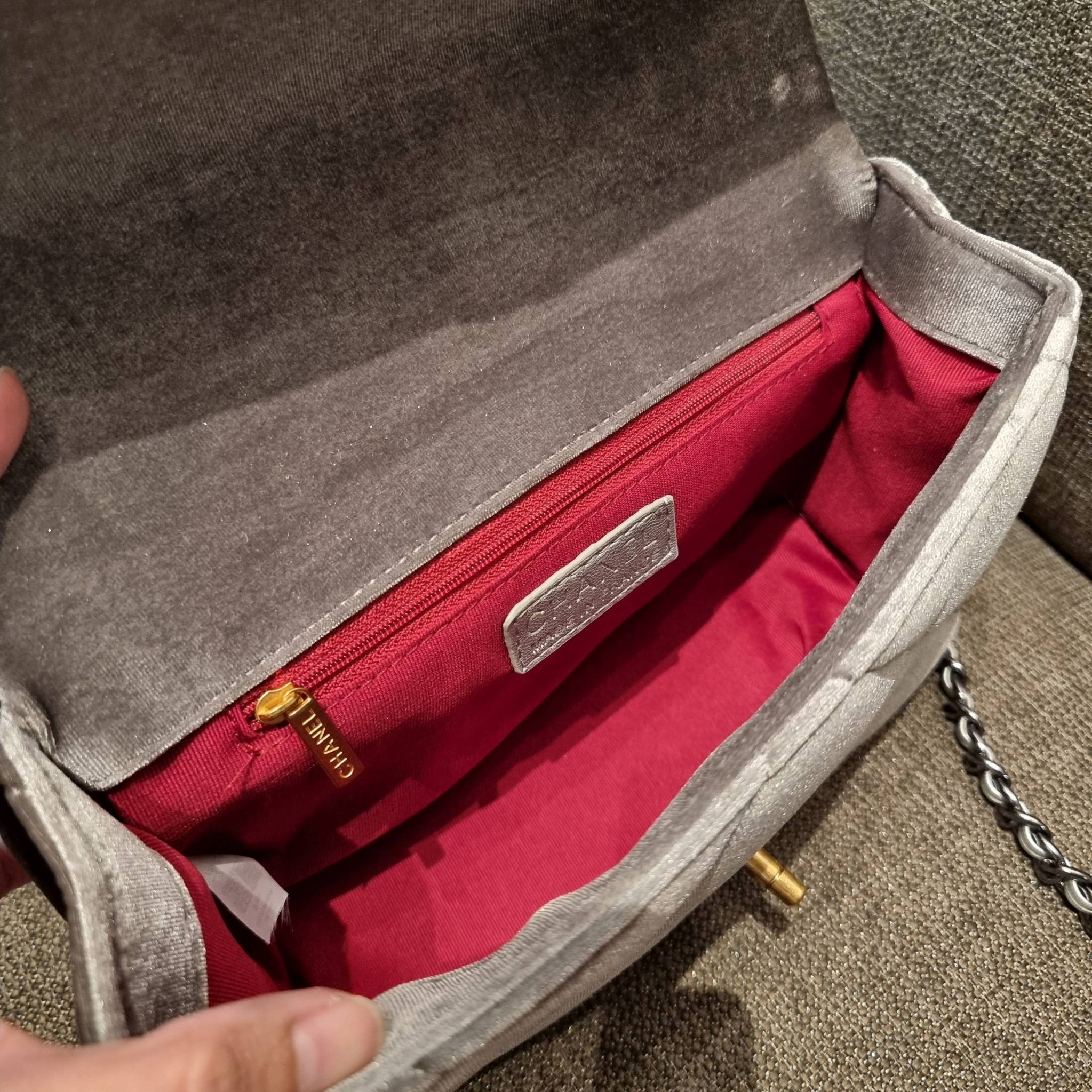 ไม่มองไม่เหลียวไม่ได้แล้ว!! ความหรูที่โดดเด่นจากผ้ากำมะหยี่ สร้างดีเทลผู้ดี ลูกคุณมากๆ Chanel vip boutique กระเป๋าสะพายจาก duty free ในราคาสุดประหยัด!! ดีไซน์เลิศ ตกแต่งด้วยโซ่ทูโทน ลงตัวแบบไม่มีที่ติ เปิด-ปิดด้วยตัวบิดล็อค ภายในโล่งกว้าง ใส่กระเป๋าสตางค์