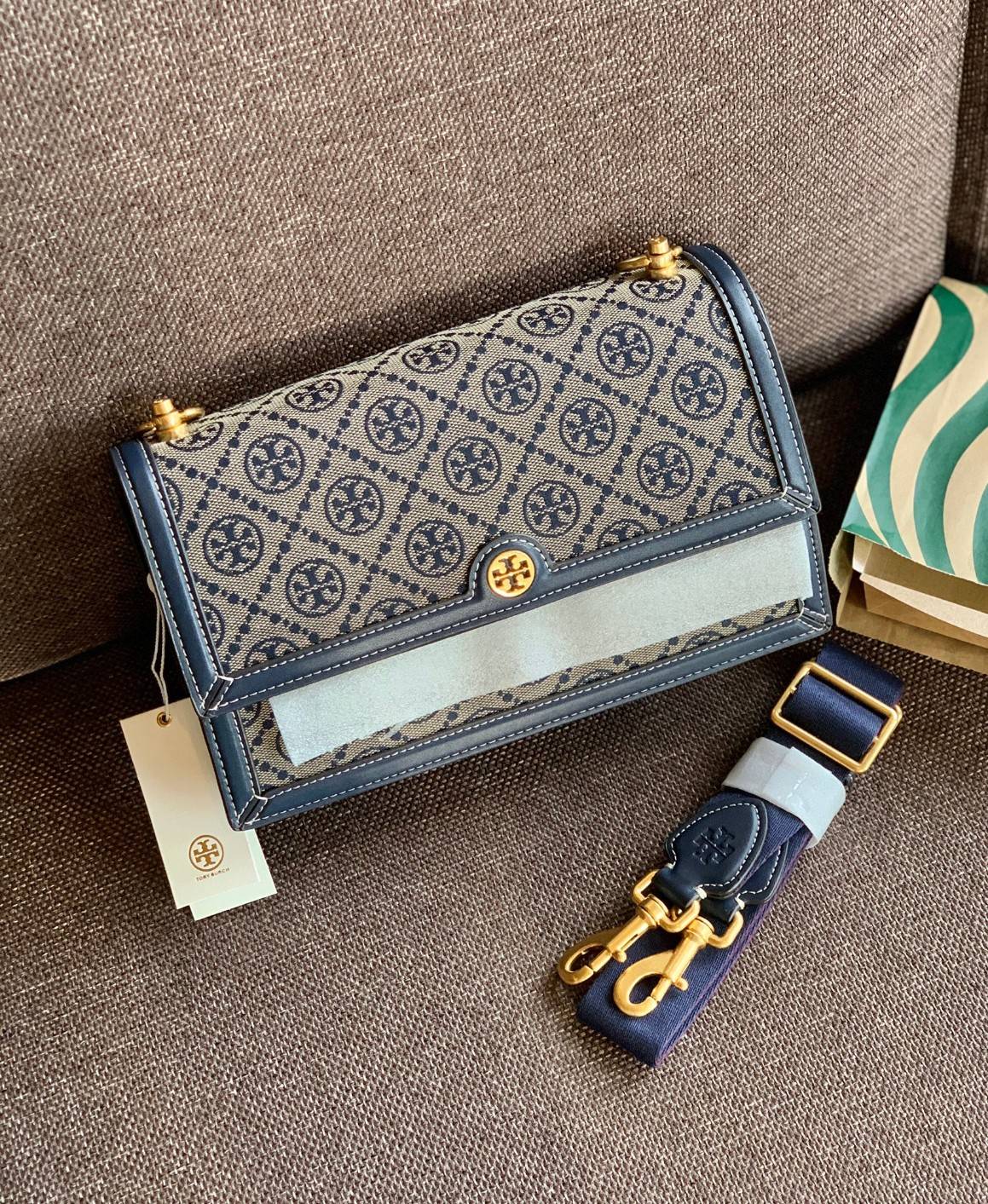 คุณภาพจัดเต็มกันเลยค่าา😘Tory Burch T Monogram Jacquard Shoulder Bag ห้ามพลาด! กระเป๋าสะพายแบบครอสบอดี้ร์ วัสดุJacquard+หนังแท้ชั้นดี ได้ลงตัวสวยงาม รูปแบบร่วมสมัยตามแบบฉบับแบรด์ได้ดีทีเดียวค่ะ! เปิดปิดกระเป๋าแบบอะไหล่แบรนด์ล็อคแม่เหล็ก