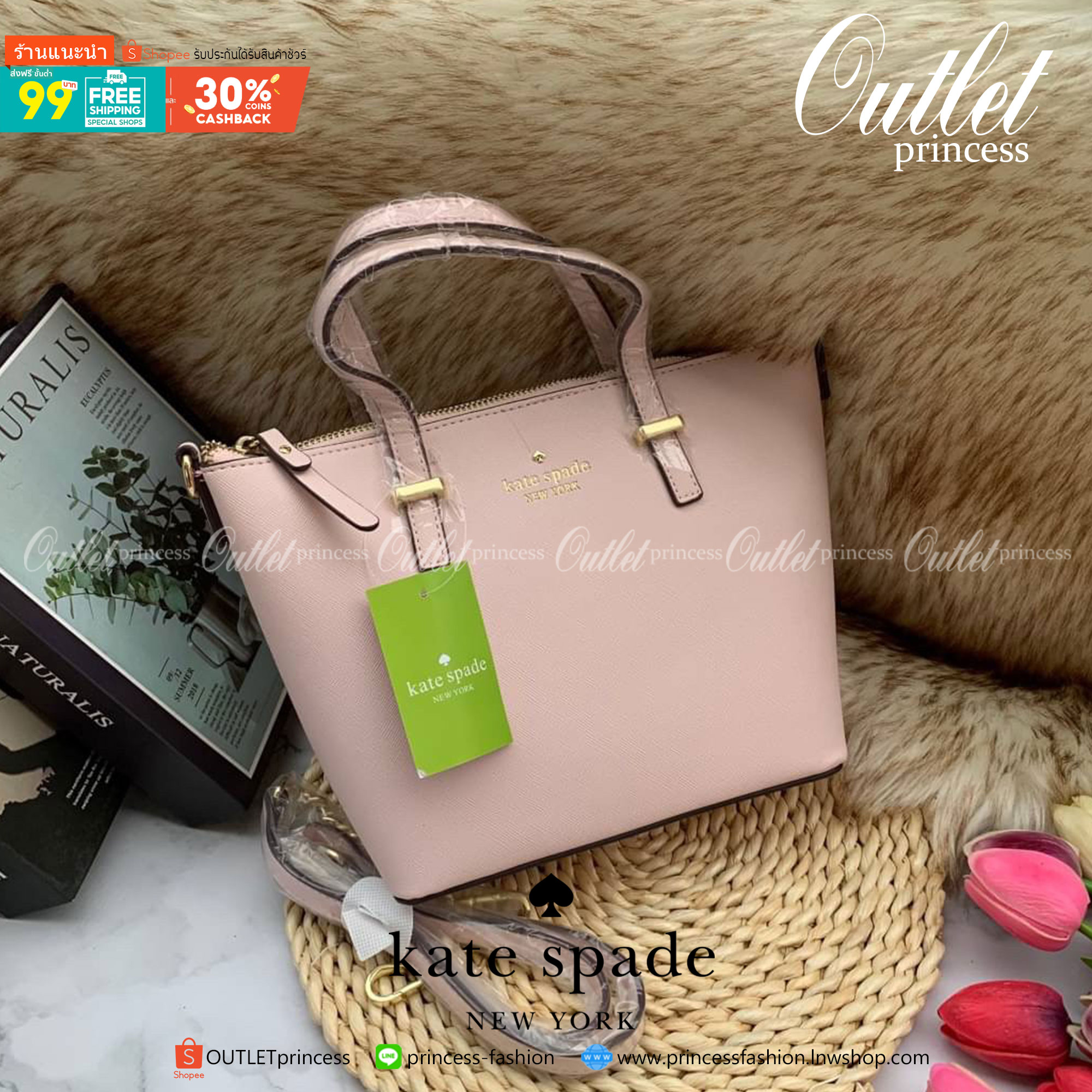 ของแท้ 💯% Kate Spade New York Cross Body Bag กระเป๋าถือหรือสะพาย หนัง Saffiano ภายในมีช่องซิปและช่องเล็ก มีหมุดรองฐานกันรอย 4 มุม อะไหล่ทองทั้งใบ ขนาดกำลังดี ใส่กระเป๋าสตางค์ยาวได้ค่ะ