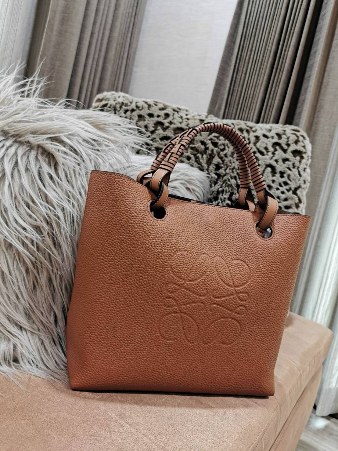 พร้อมส่งความสวย! Super Rare! ห้ามพลาด!✴️ LOEWE HANDLE & SHOULDER BAG VIP GIFT WITH PURCHASE (GWP) กระเป๋าหนังแท้พรีเมี่ยมกิ๊ฟ Limited จาก LOEWE PERFUME DUTYFREE รุ่น Rare items สุดๆวัสดุหนังแท้ Lambskin แบบนิ่มเทคเจอร์สวยดีไซน์สุดหรูคงเอกลักษณ์แบรน