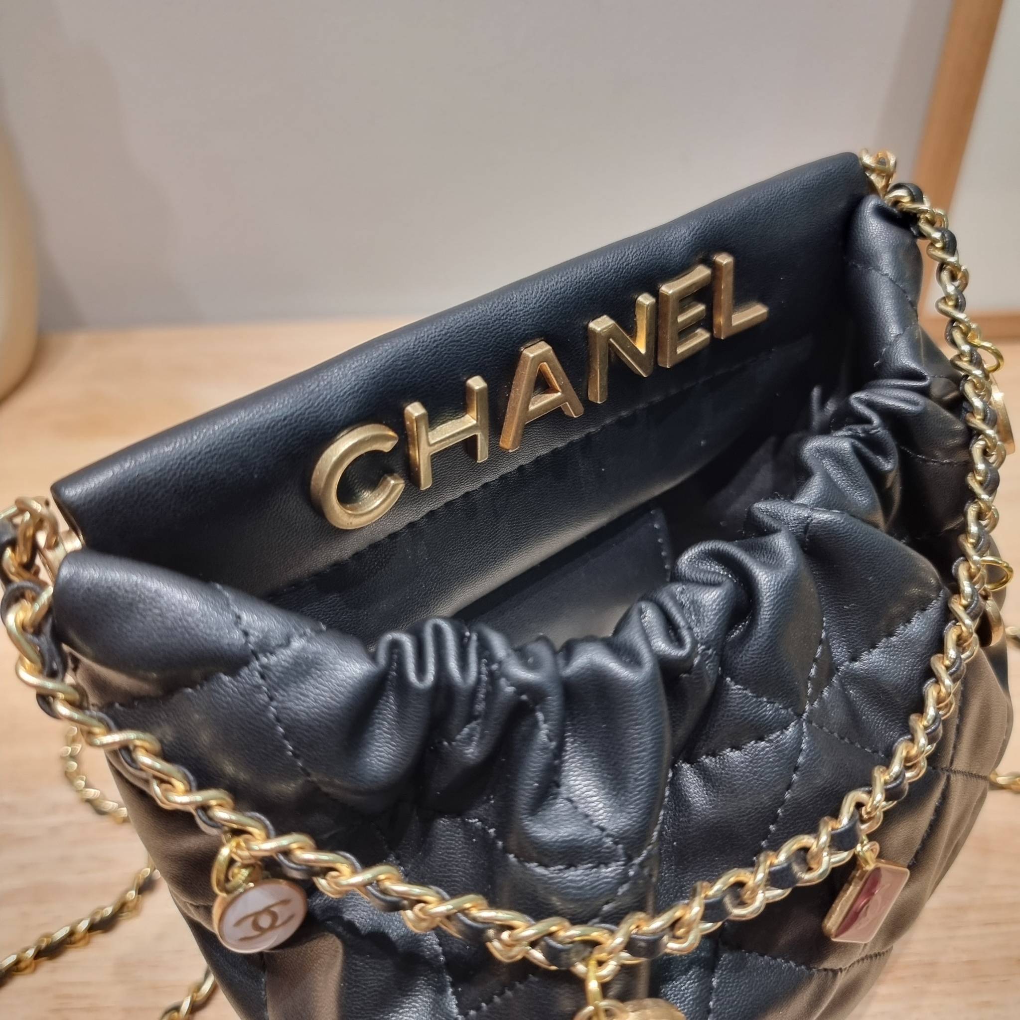 Chanel 23P mini bucket bag น่ารักมากๆ กับกระเป๋าสะพายไซส์มินิ ที่ปล่อยผ่านไม่ได้จริง ดีไซน์สายโซ่คล้องแขนตกแต่งอะไหล่ห้อยเพิ่มมูลค่า และยังตกแต่งโลโก้สวยเด่น