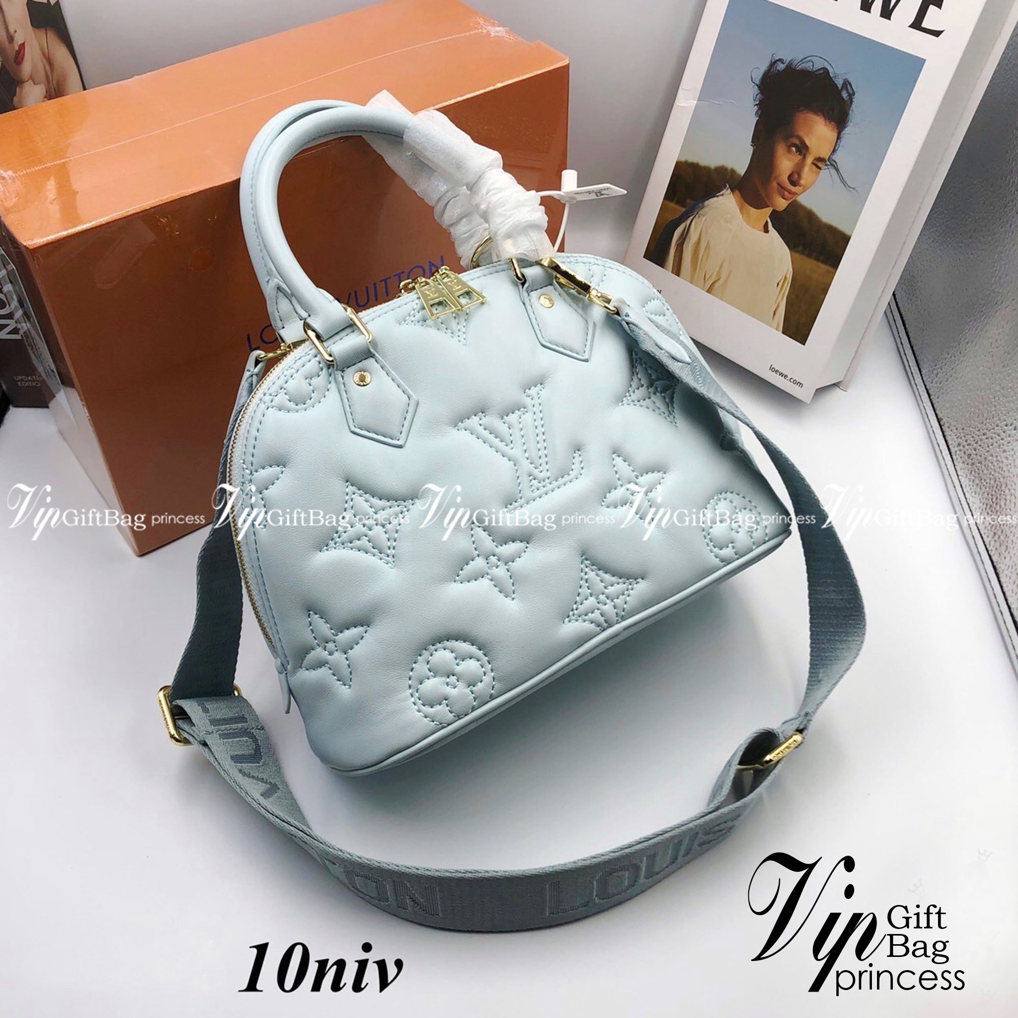 LV Alma BB Vernis กระเป๋าทรงโดมสุดฮิต ที่สาวๆตามหา สวยสะพายขับผิว อัคลุคไฮน์ที่สุด ขนาดกำลังดี เรียบแต่หรู หูจับในตัวทำให้ใช้งานได้สะดวก พิเศษมีสายสะพายสปอร์ตเส้นใหญ่ ปรับเปลี่ยนตามลุคแต่ละวันได้เลย เปิด-ปิดด้วยซิป ภายในโล่งกว้าง ใส่ของสำคัญได้ครบถ้วน น่า